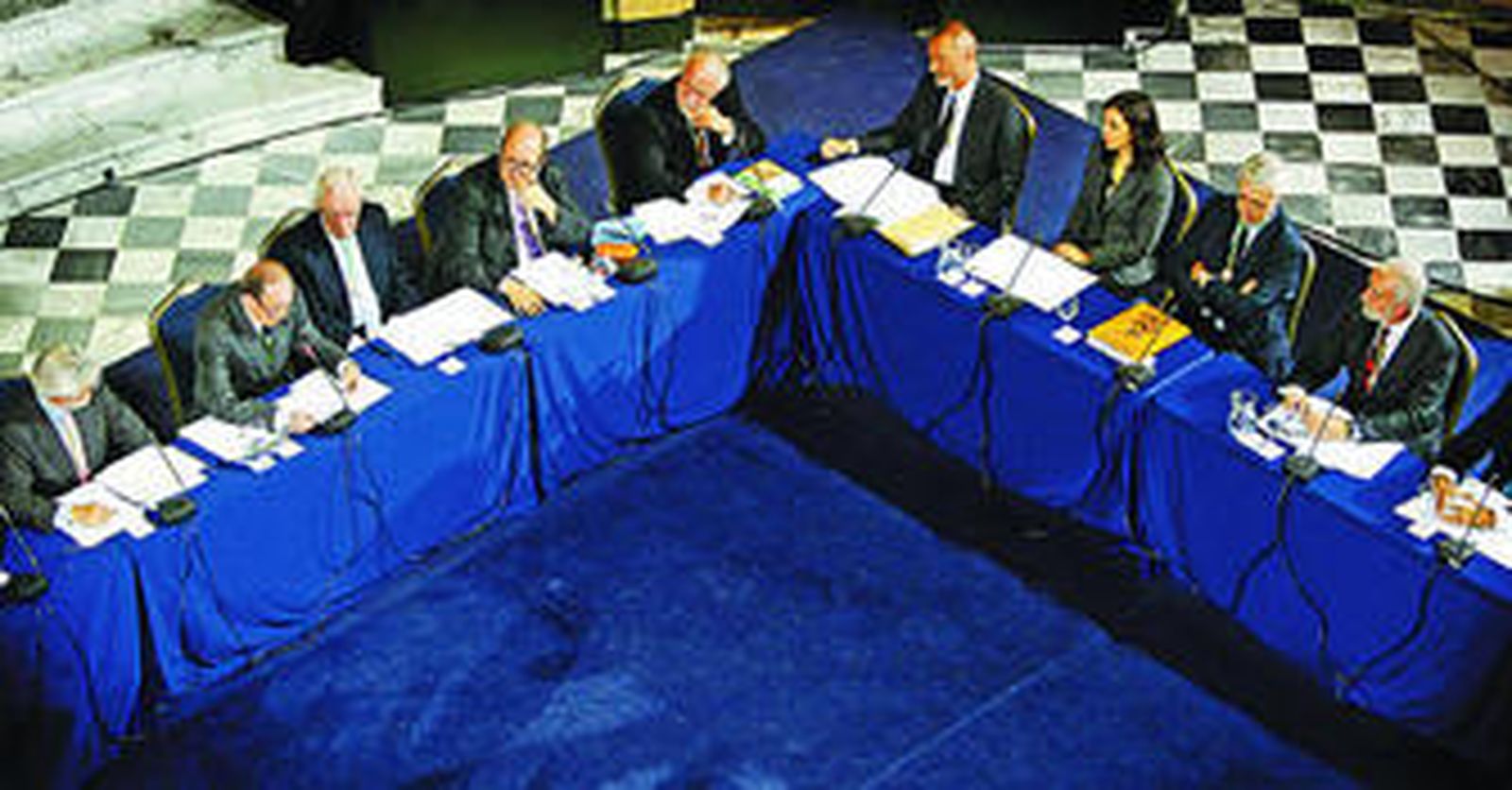 Vista de la mesa donde los académicos celebraron ayer su sesión plenaria, la primera fuera de su sede en Madrid.