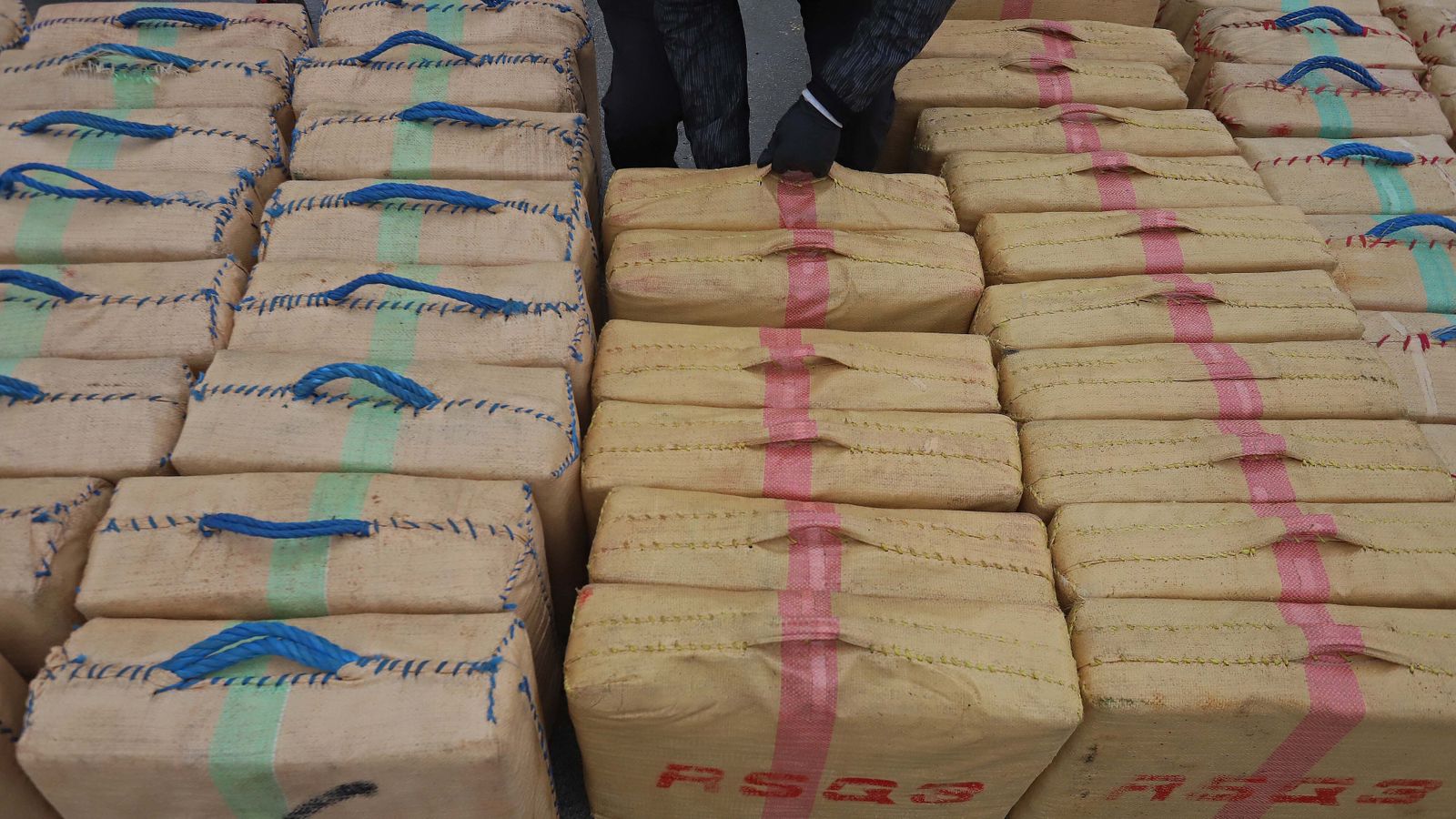 Fotos de la intervención de hachís en el remolcador 'Felsted' en el puerto de Algeciras