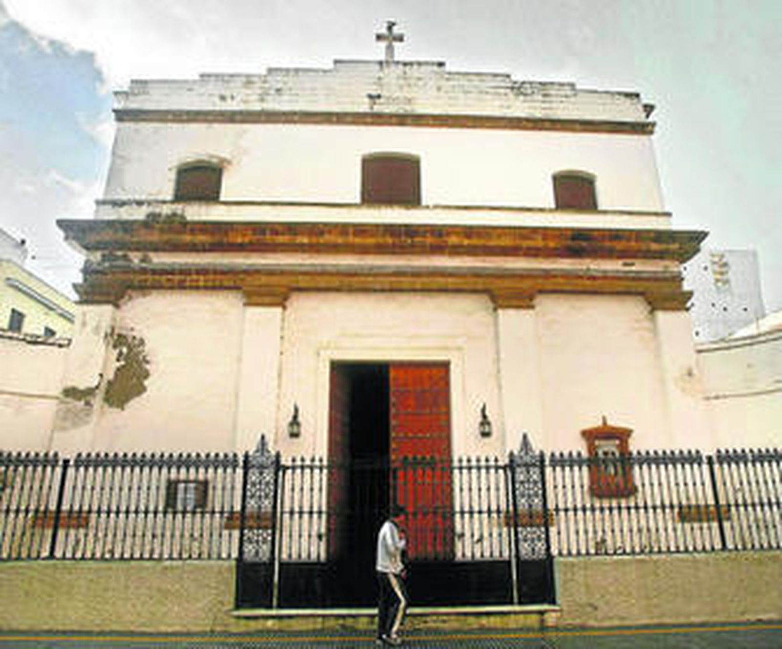 Fachada de la Castrense, que próximamente tendrá que cerrar para ser rehabilitada por completo.