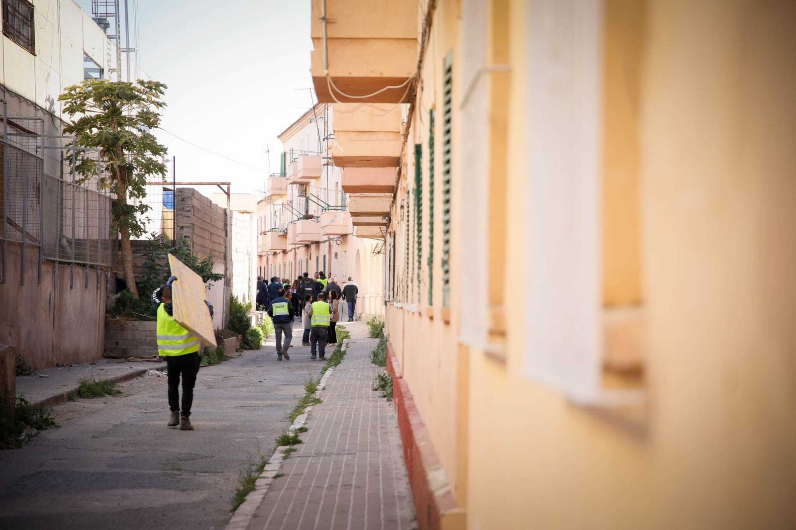 Adif procedió al desalojo voluntario en marzo, tapiando las casas vacías