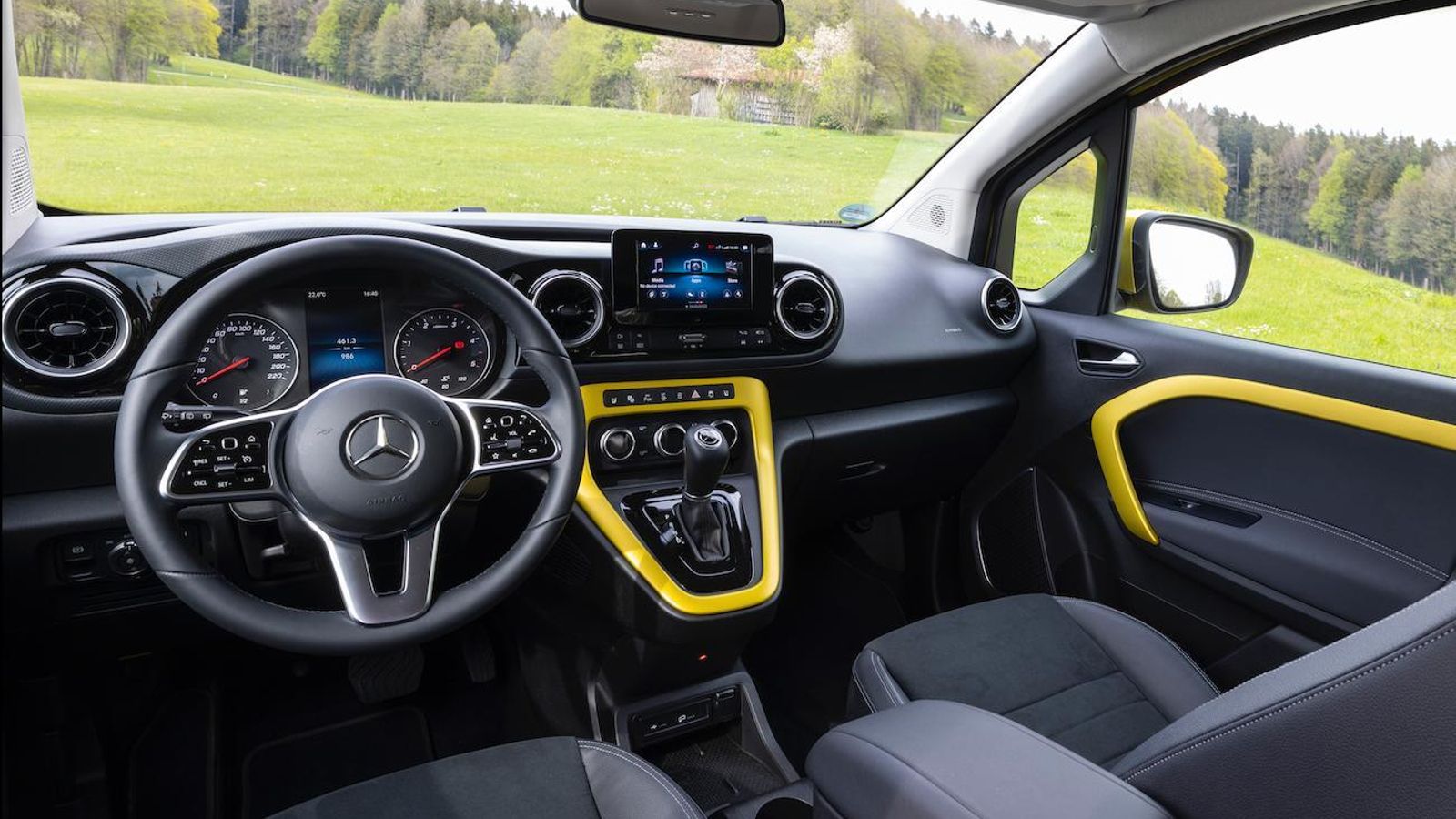 Es posible incorporar algunas piezas del color de la carrocería, en opción, en el habitáculo de este Mercedes.