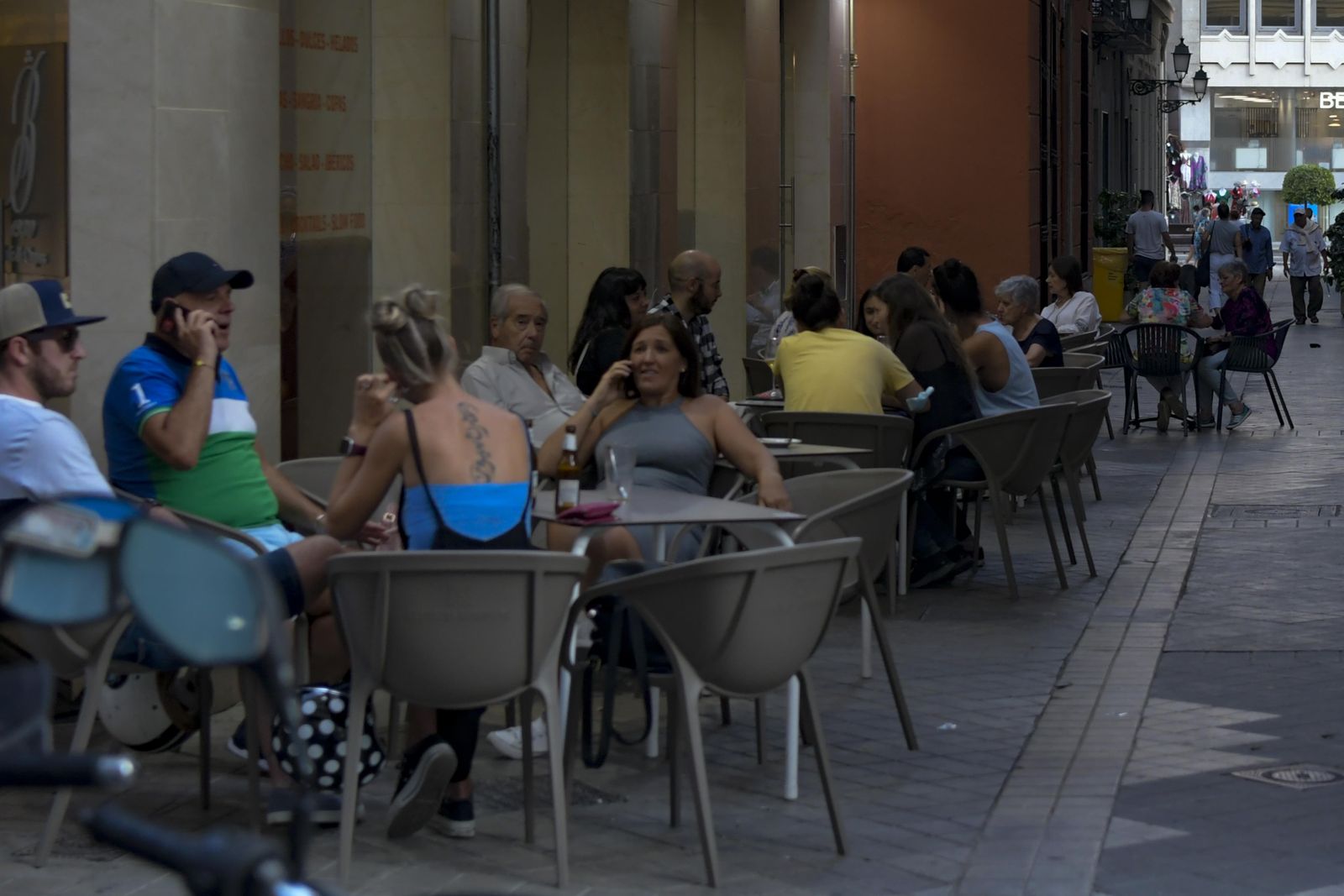 Los bares podrían volver a la normalidad el viernes tras la bajada de la incidencia en la capital