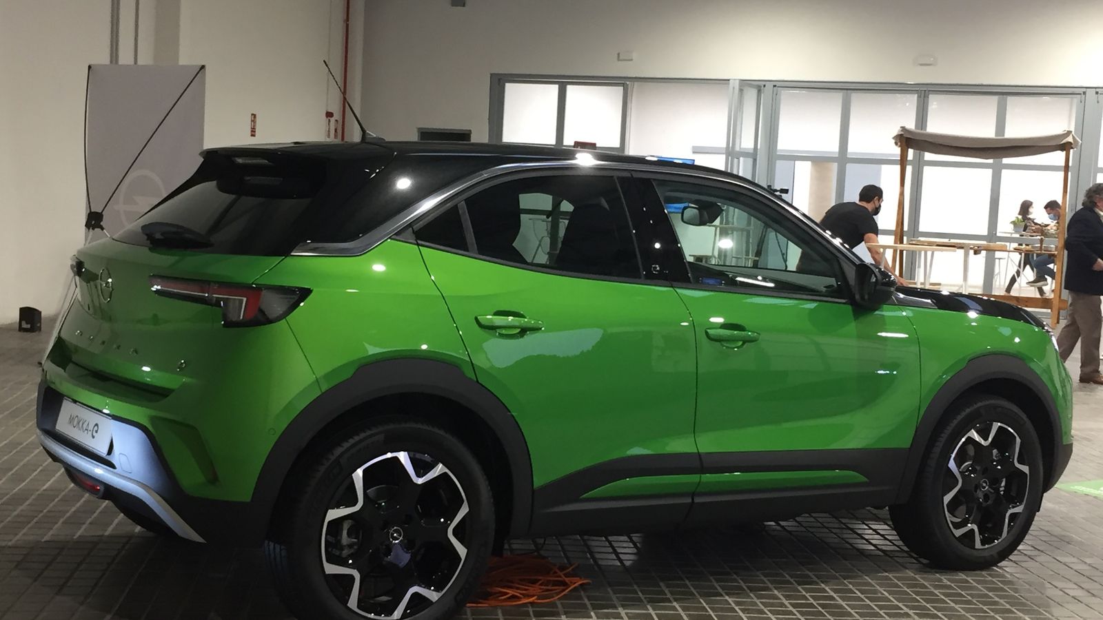 La versión eléctrica, aquí con el acabado Ultimate, es semejante al resto de Mokka salvo por pequeños detalles. Incluso al abrir el capó aparece una cubierta de plástico de motor como los de combustión, si bien no oculta los cables de alta tensión.