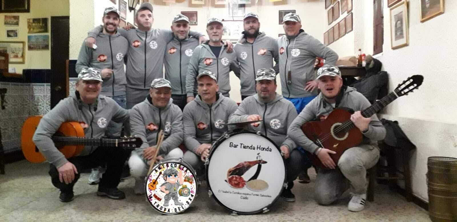 La antología ‘La tropa del 3x4’, en un ensayo en el interior de la peña Flamenkito Apaleao.