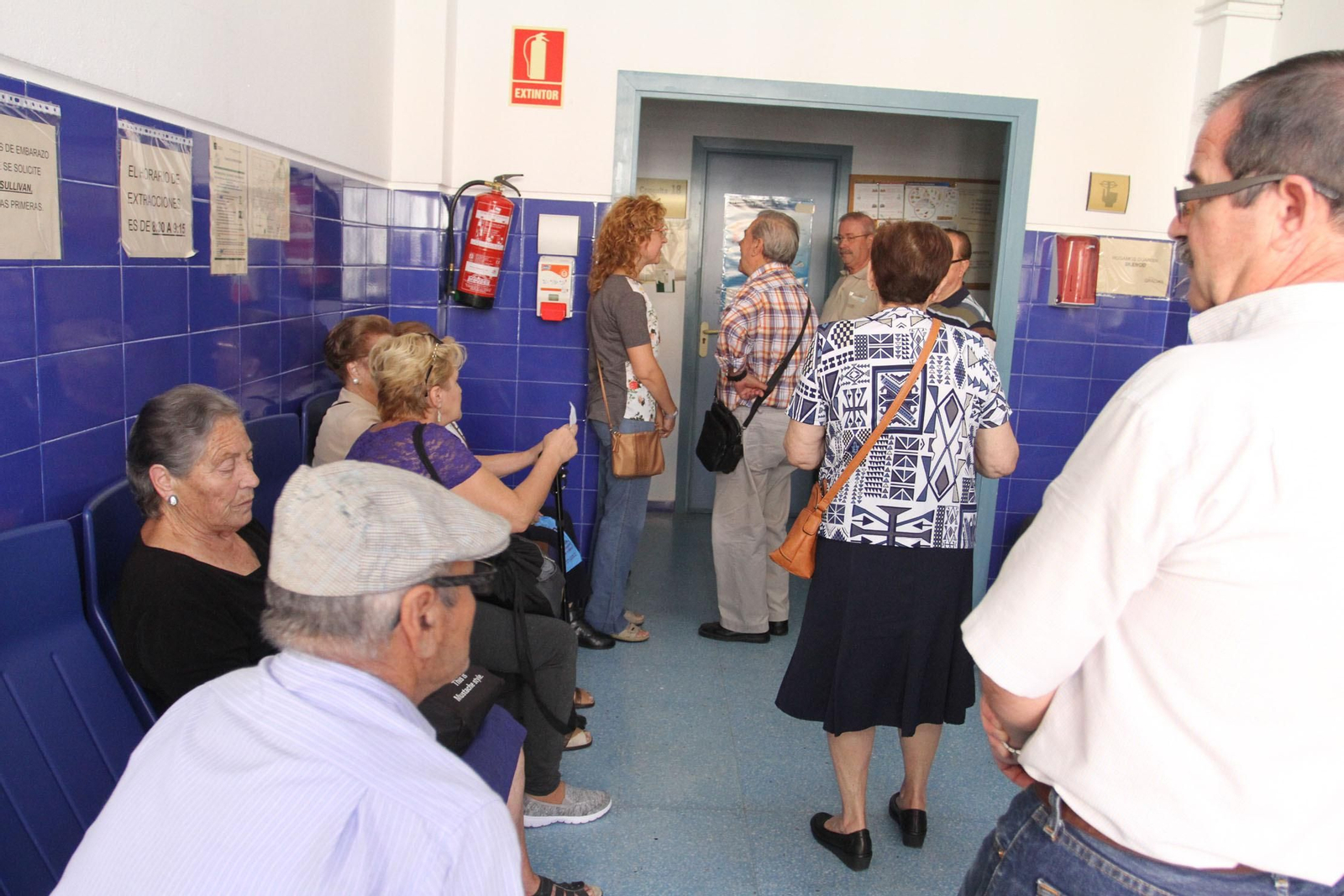 Pacientes en el centro de salud del Molino de la Vega.