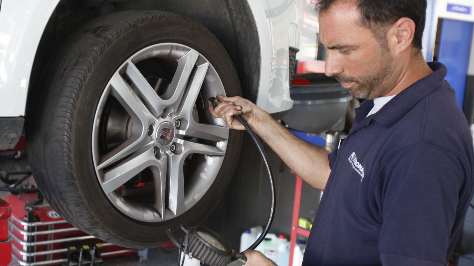 La rueda es uno de los elementos que más sufren en los desplazamientos en coche durante las vacaciones.