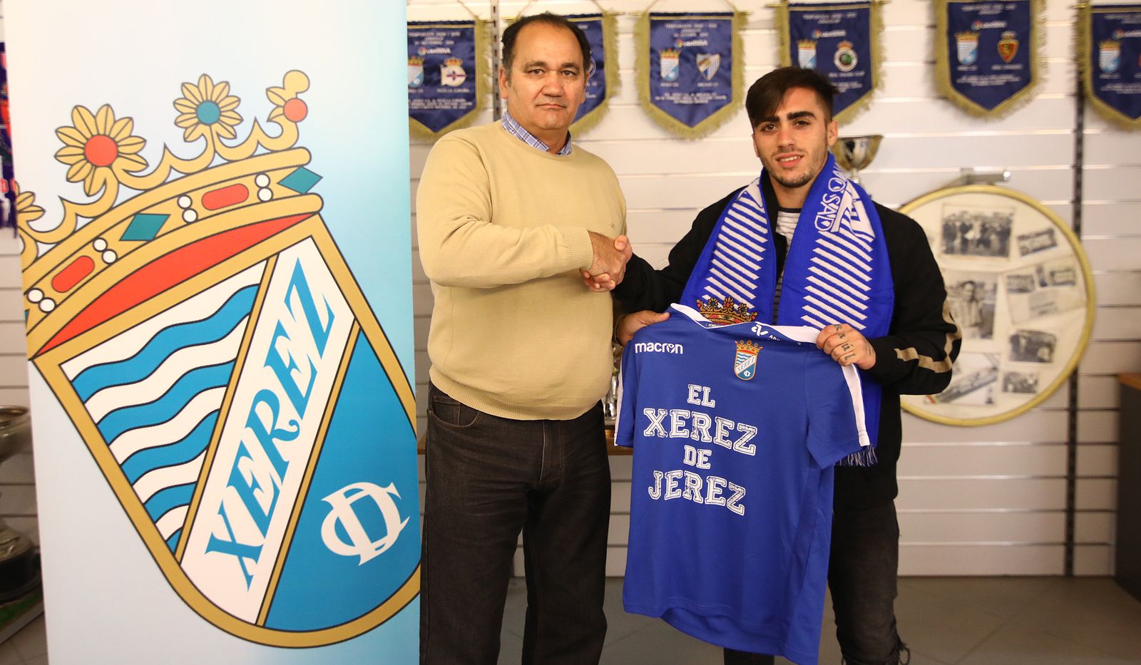 Cristian Tejero estrecha la mano de Vicente Vargas en su presentación.