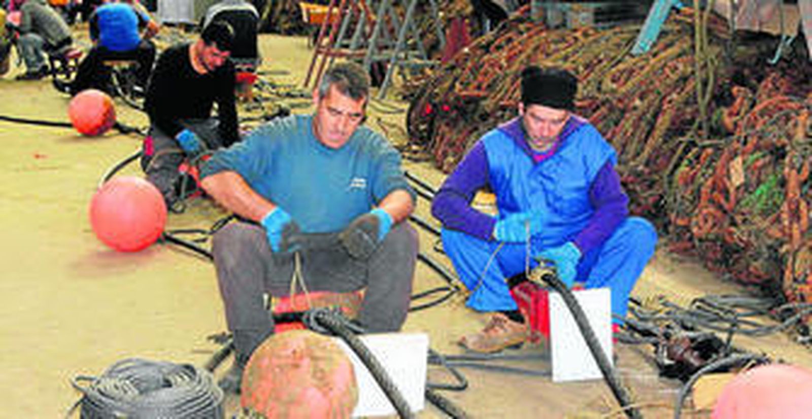 Trabajadores de la almadraba de Conil durante los primeros trabajos en tierra.