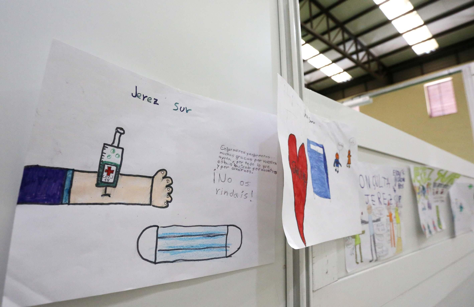 Dibujos en el dispositivo especial de vacunación en el Vega Veguita.