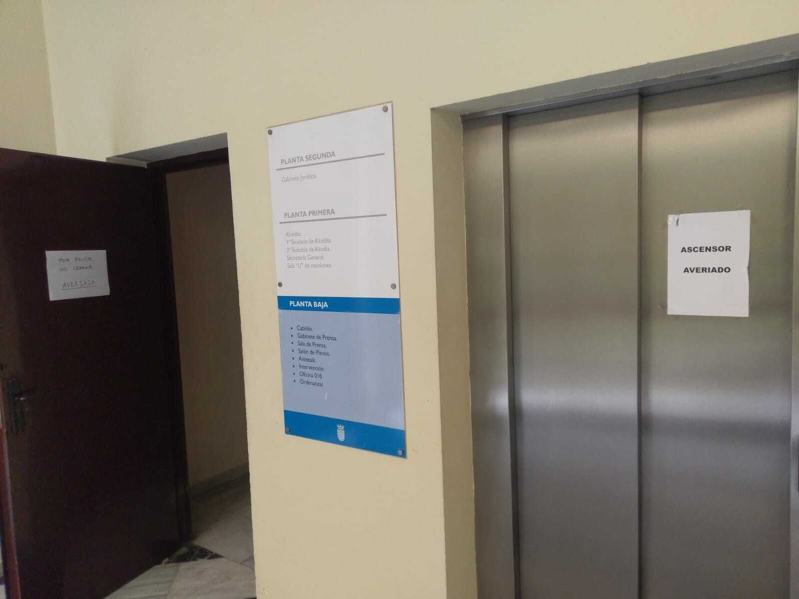 Uno de los ascensores del Ayuntamiento que no funciona junto a una puerta que tampoco se puede cerrar porque está averiada.