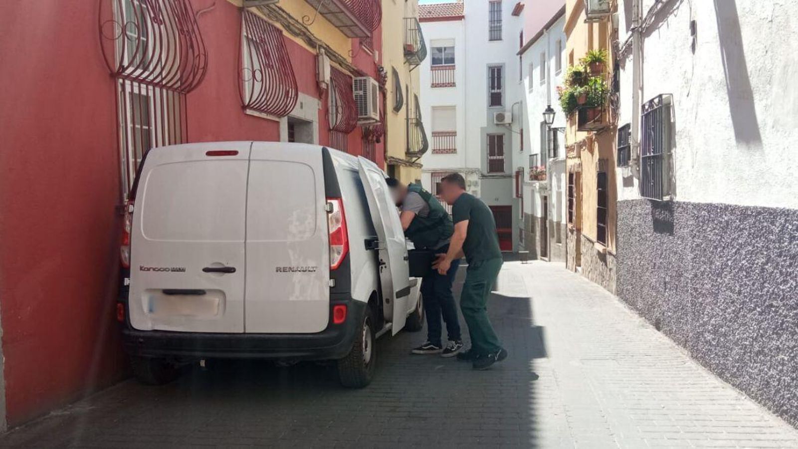 Operación contra el tráfico de armas en Jaén capital: la Guardia Civil encuentra un "polvorín" en San Miguel Operación contra el tráfico de armas en Jaén capital: la Guardia Civil encuentra un "polvorín" en San Miguel