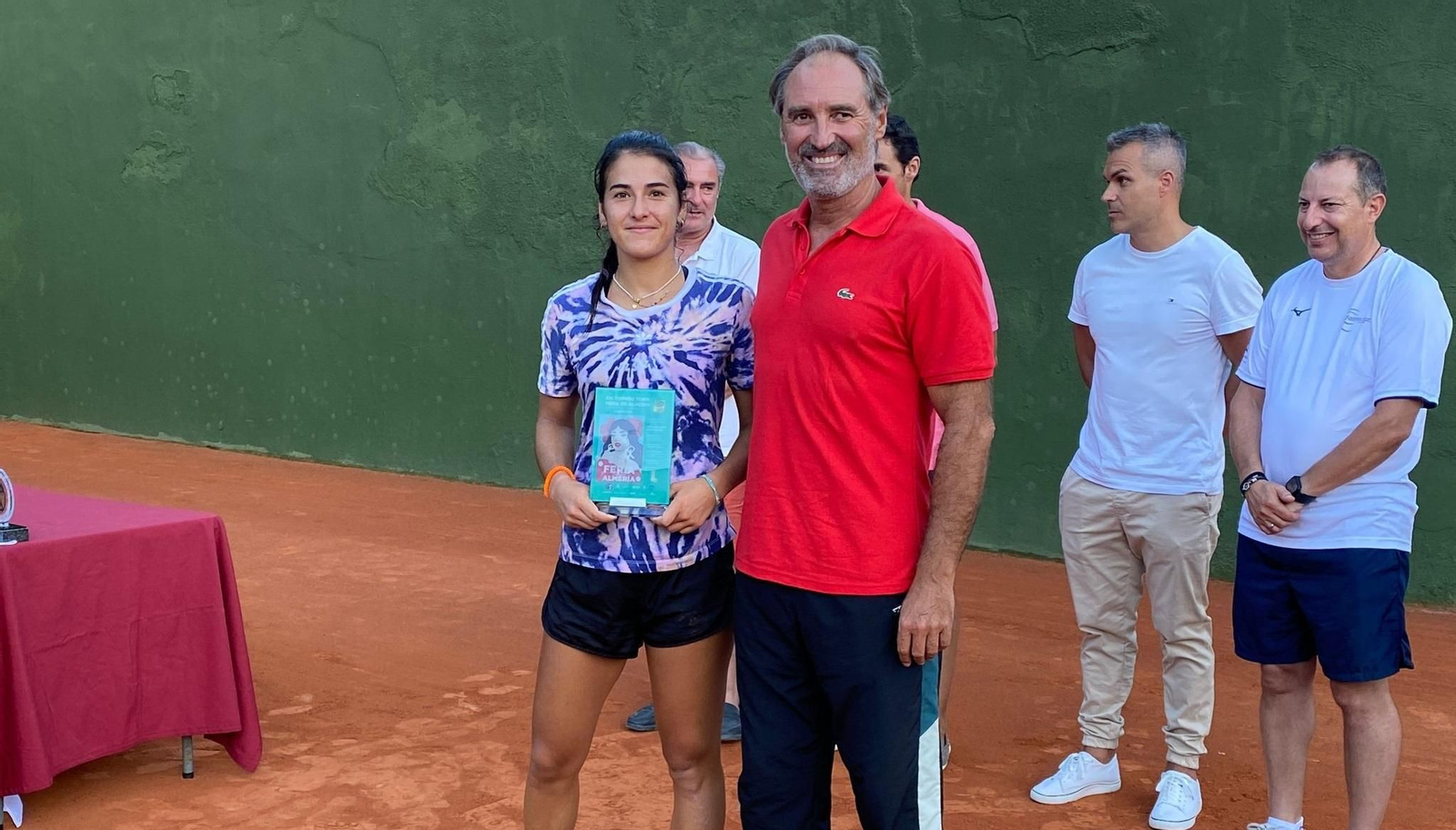 María Oliver posa sonriente con el trofeo