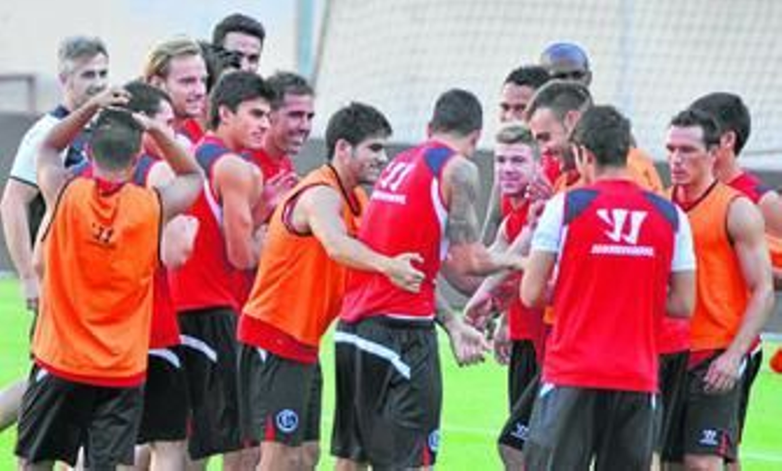 La primera plantilla sevillista se toma un momento de distensión durante su trabajo en la ciudad deportiva.