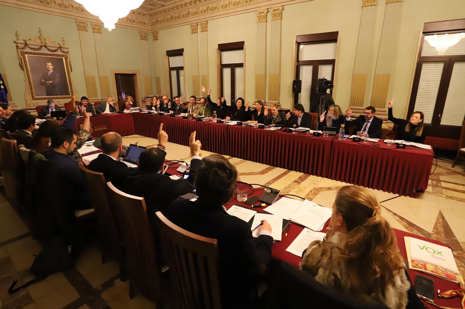 Imágenes del pleno del Ayuntamiento de Huelva