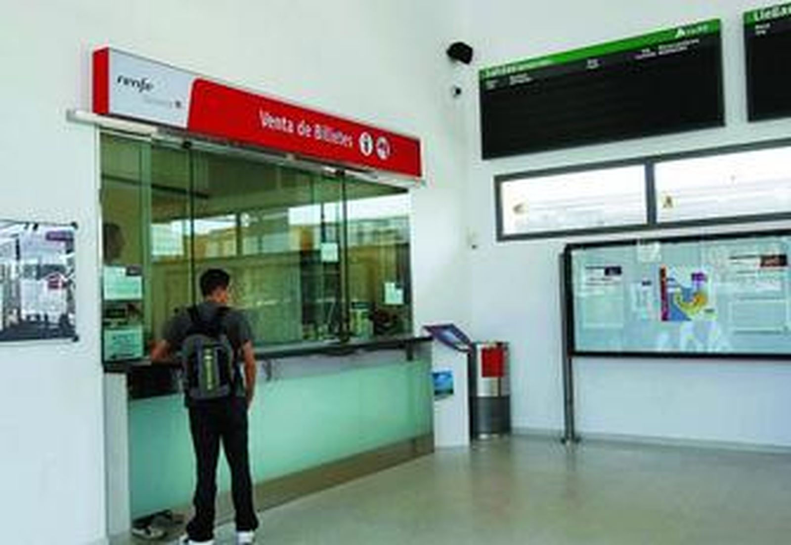 Un viajero comprando su billete ayer en la estación de El Puerto antes de coger el tren.