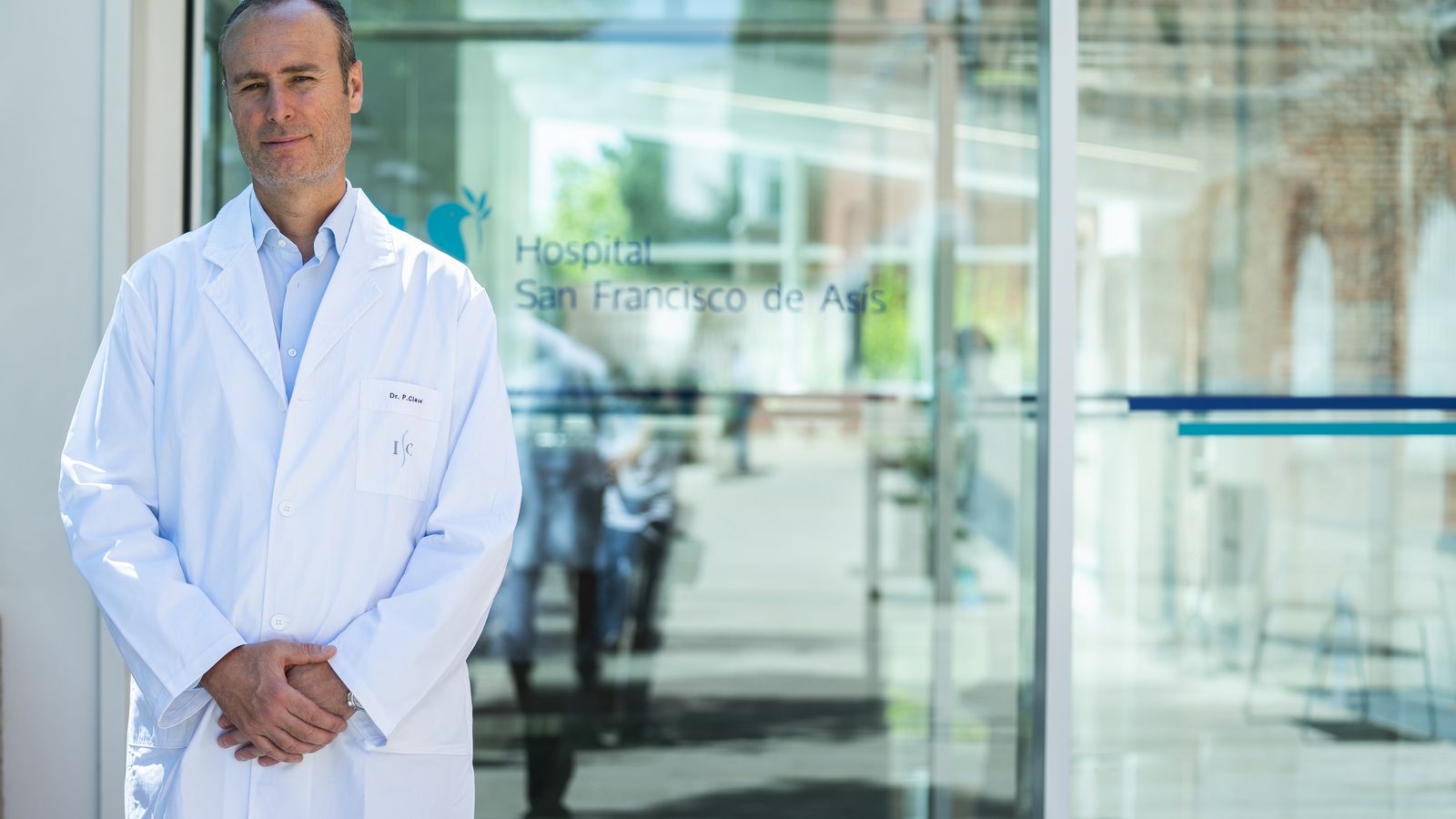 El doctor a las puertas del Hospital San Francisco de Asís en Madrid, donde ha abierto su segunda consulta.