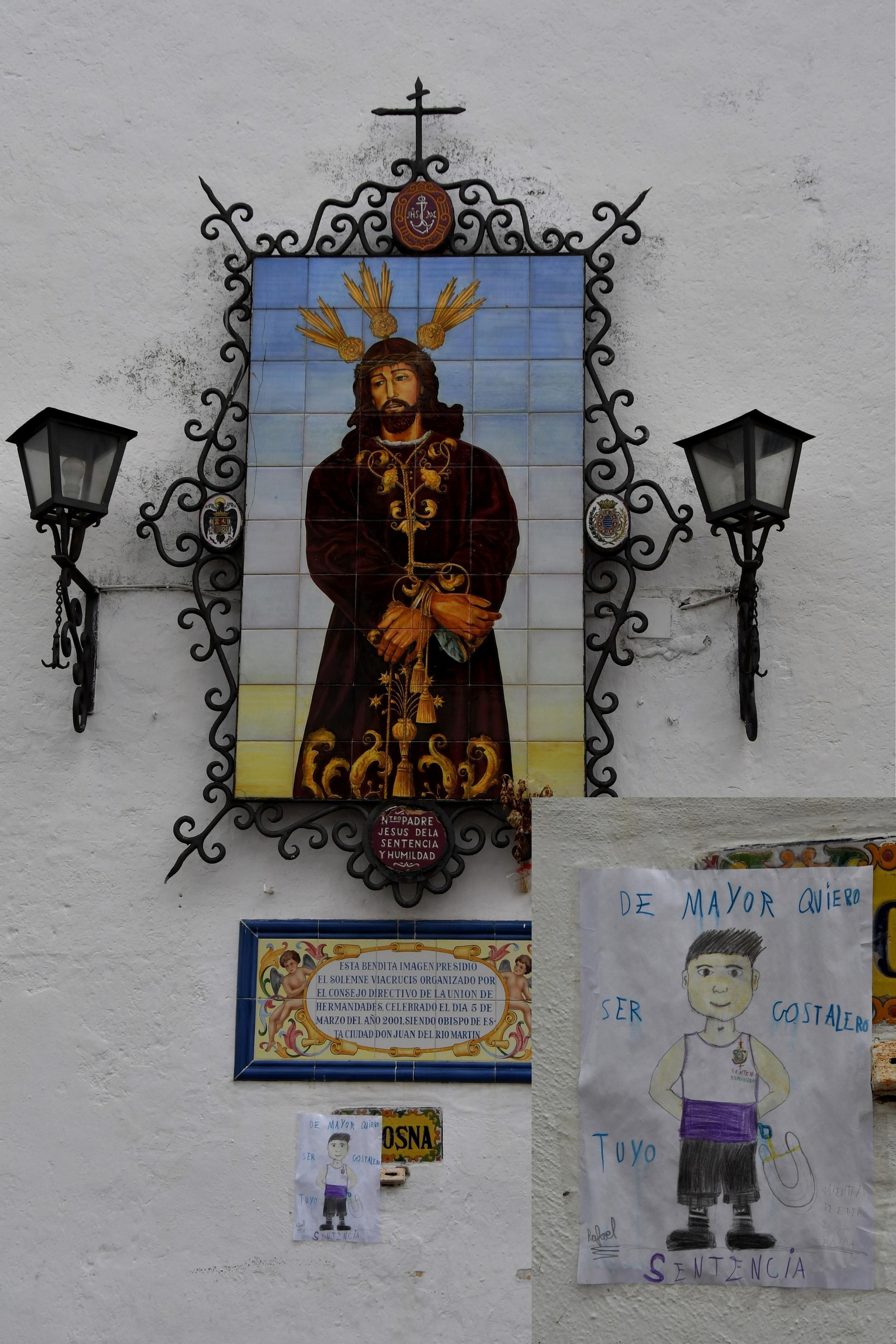 El dibujo de un joven costalero de la Sentencia pegado junto al azulejo.