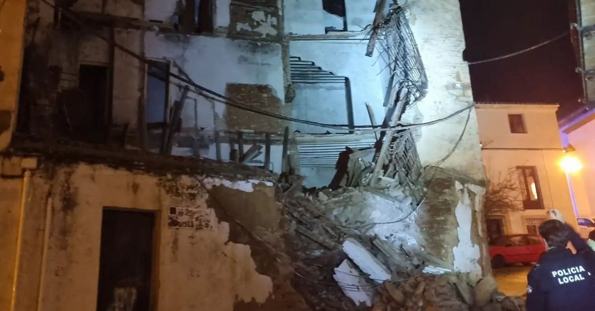 Un inmueble abandonado se desploma en Ronda y obliga al desalojo de viviendas cercanas