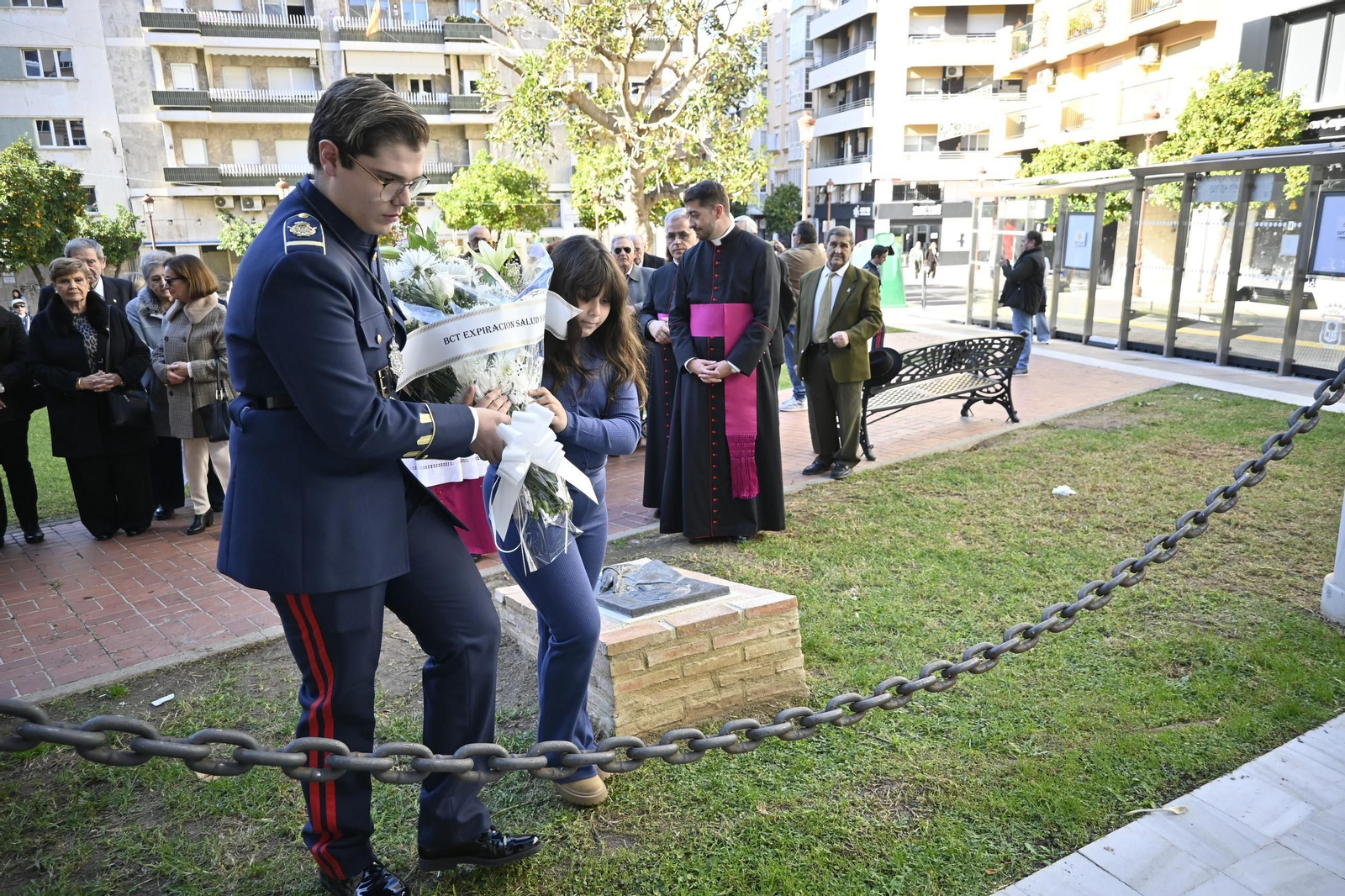 Imágenes de la ofrenda floral por parte de la Comisión del Monumento a la Inmaculada