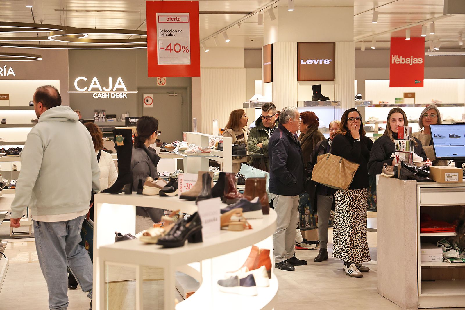 Las fotos del primer día de rebajas en El Corte Inglés de Huelva: frío, colas y descuentos