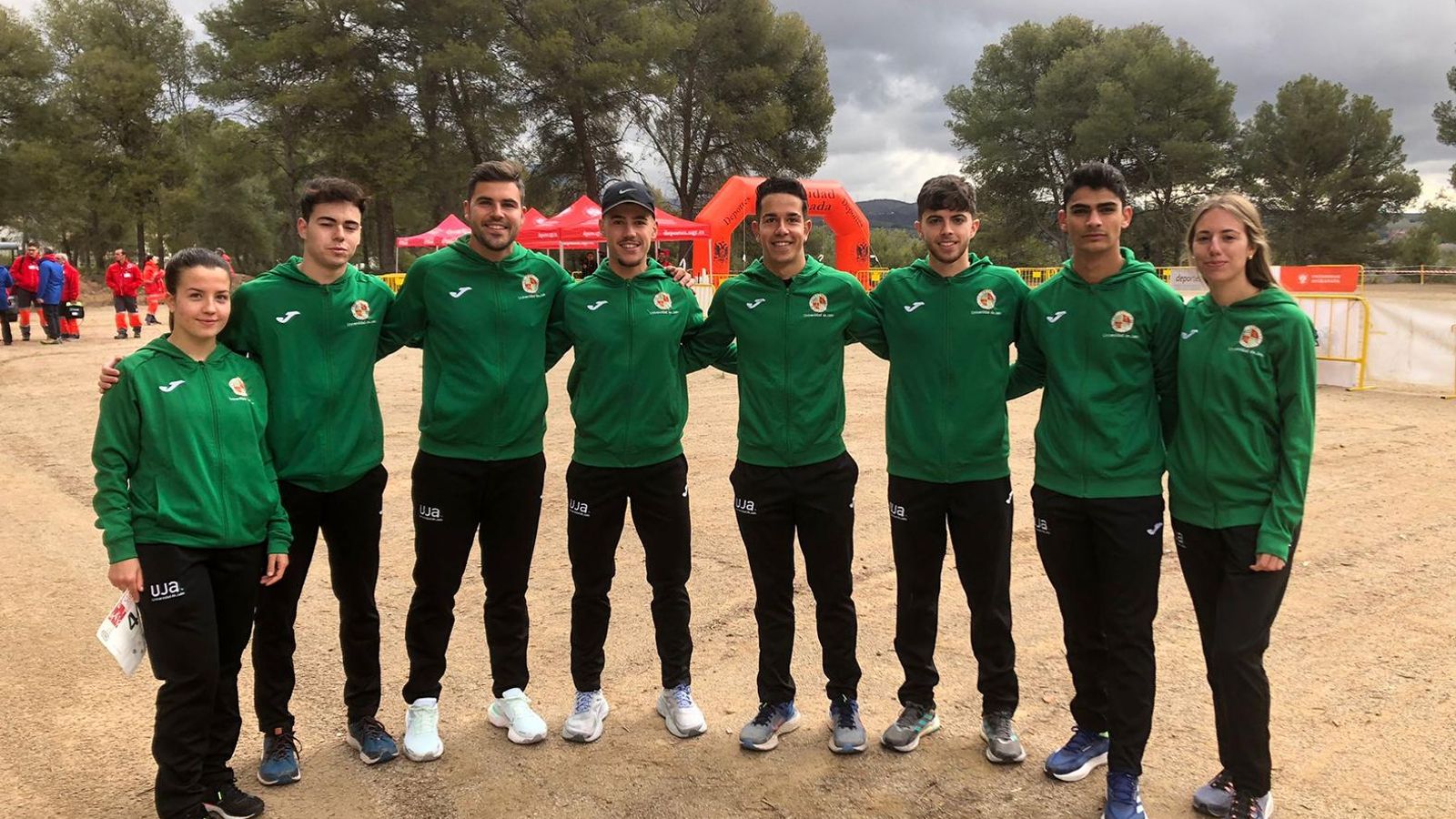 El equipo masculino y femenino que representó a la UJA en la prueba.