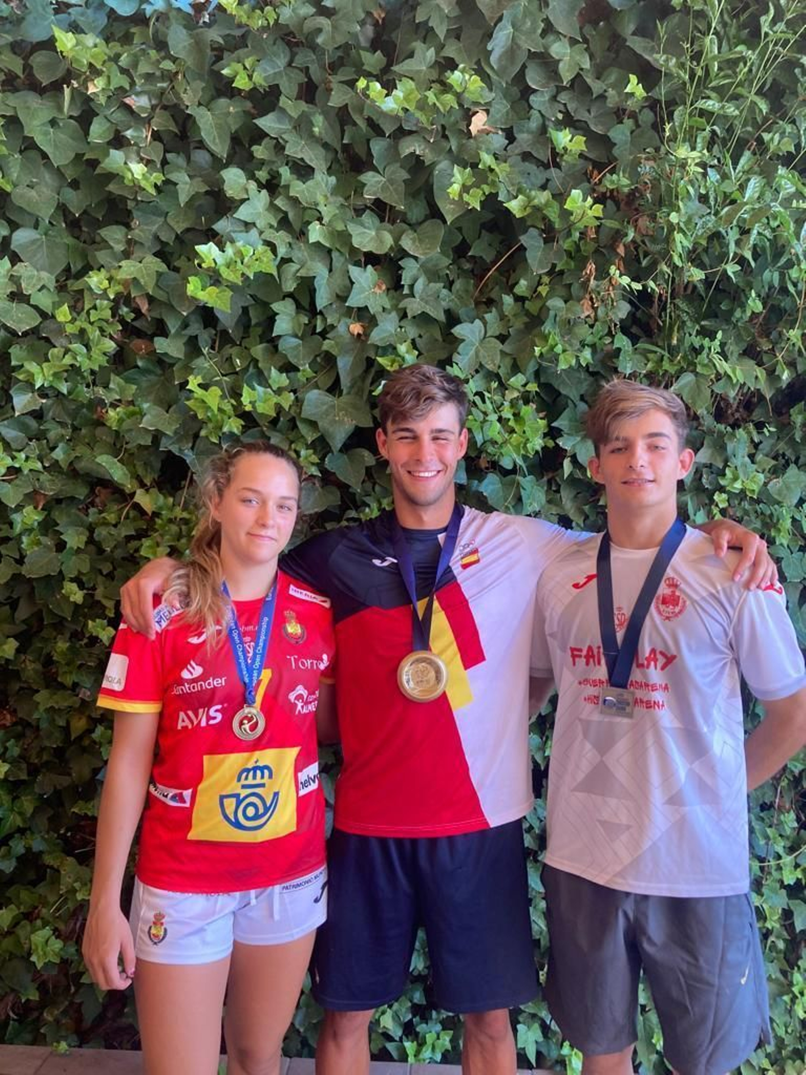 Belén, Roberto y Alfonso con sus medallas de oro y plata, respectivamente.