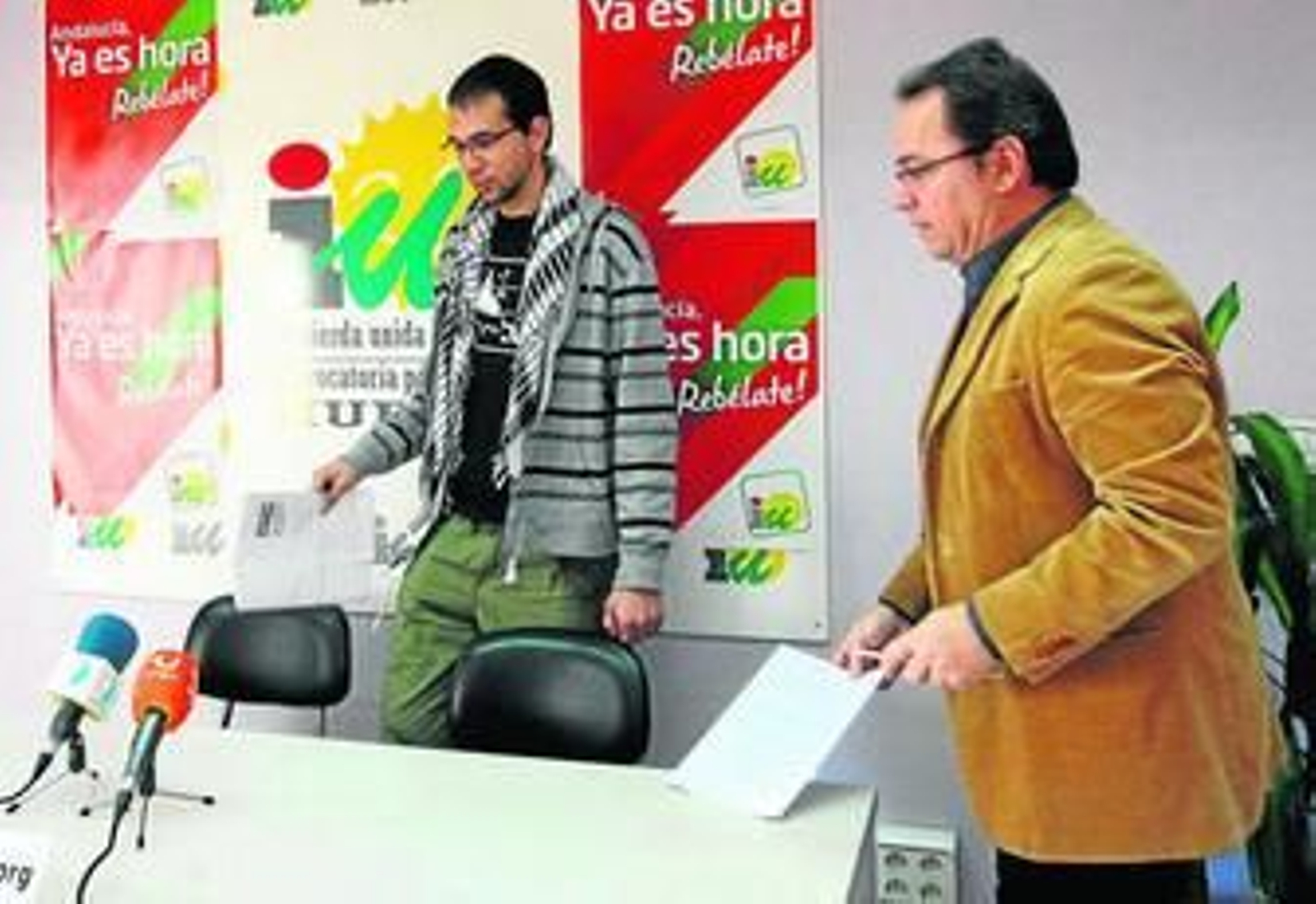El concejal Daniel Martínez, izquierda, junto a Francisco Javier Camacho, ayer en la sede de IU.