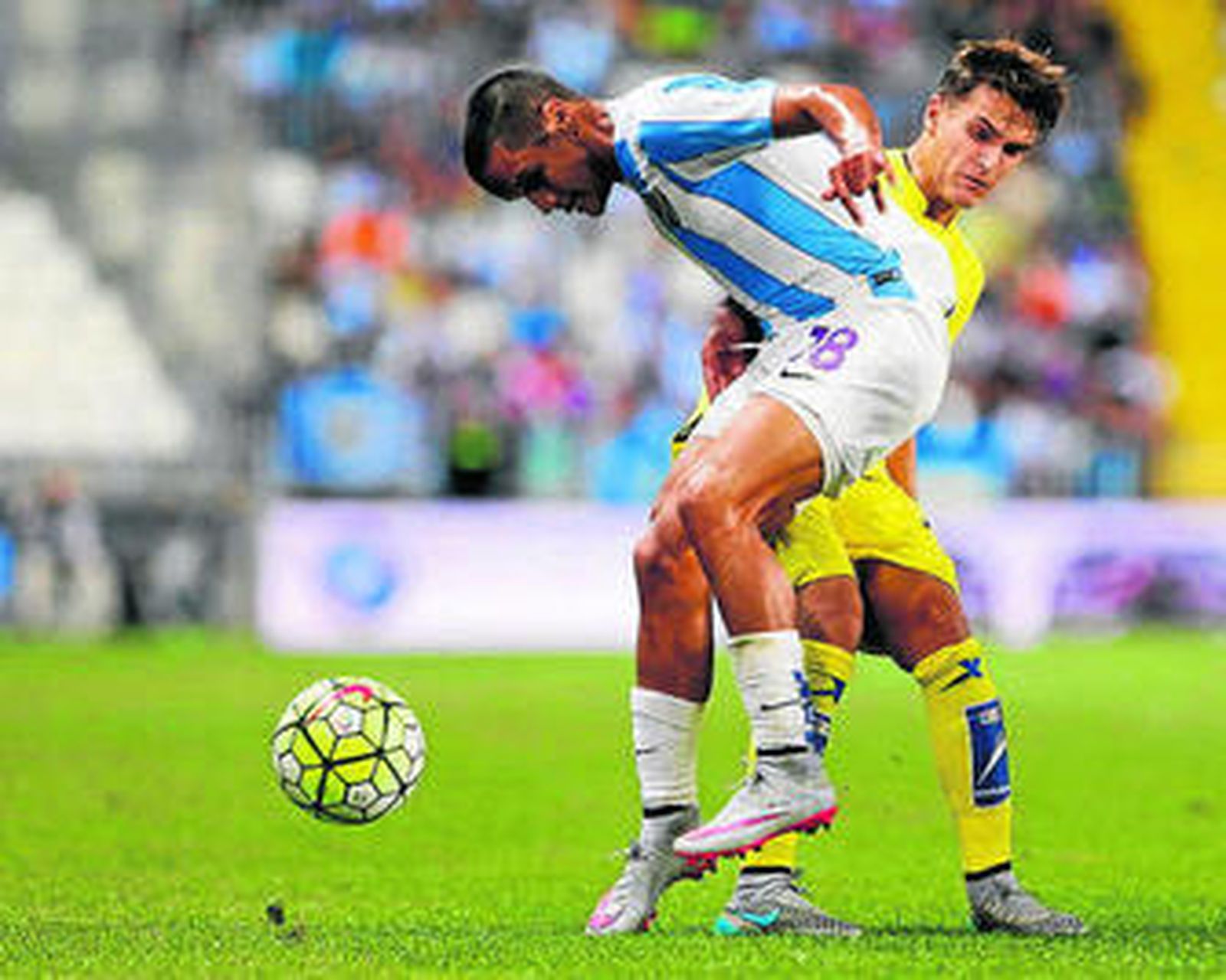 Rosales se lleva el balón ante un jugador del Villarreal.