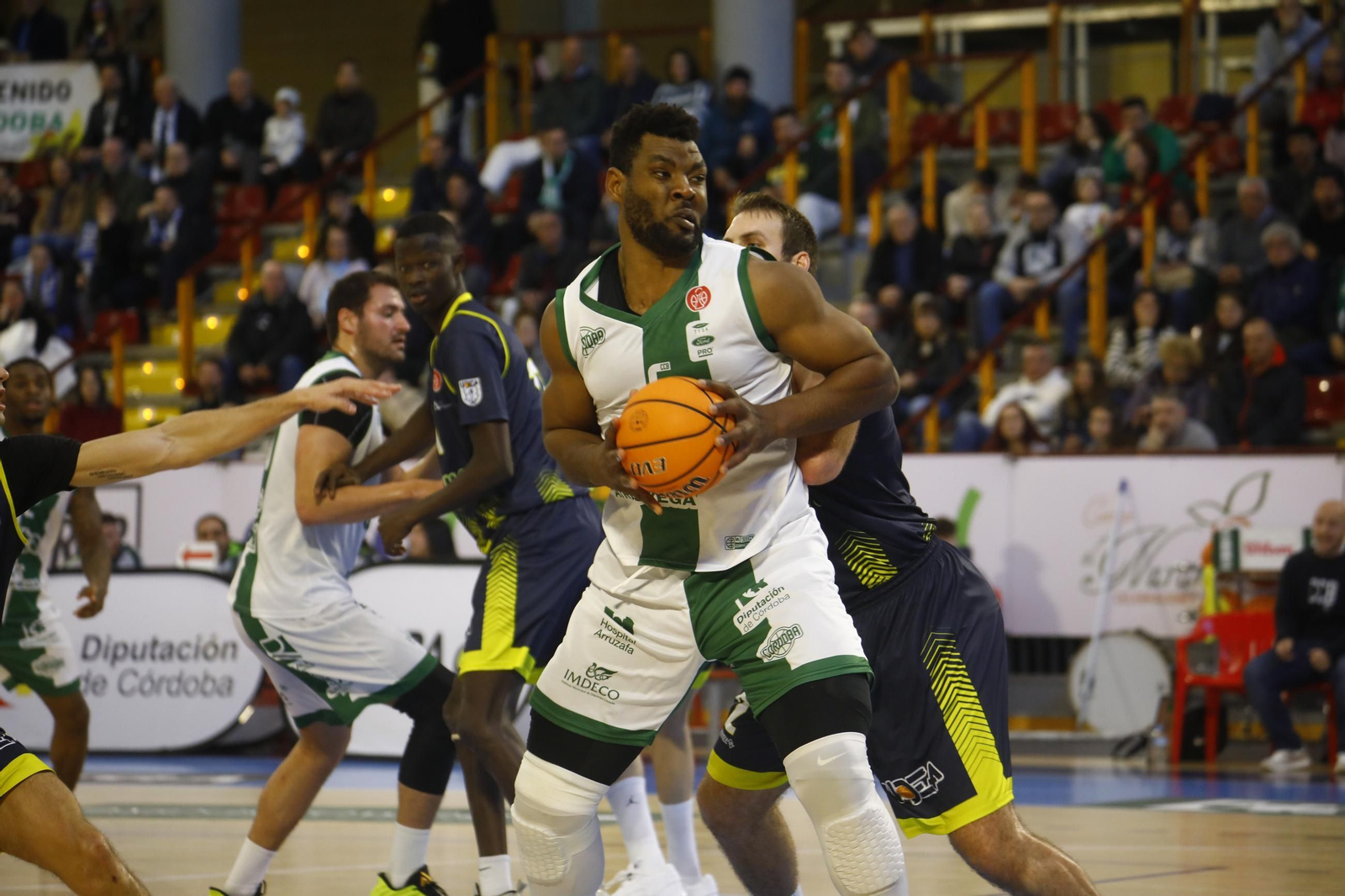 Las mejores fotos del ambiente en Vista Alegre para el Coto Córdoba - UDEA Algeciras