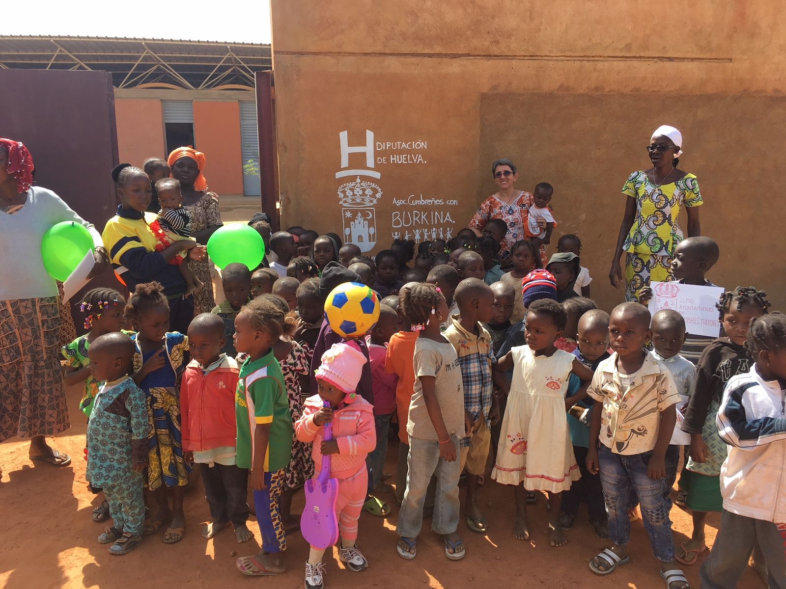 Grupo de niños en el centro que promueve la religiosa Loly Mendoza.