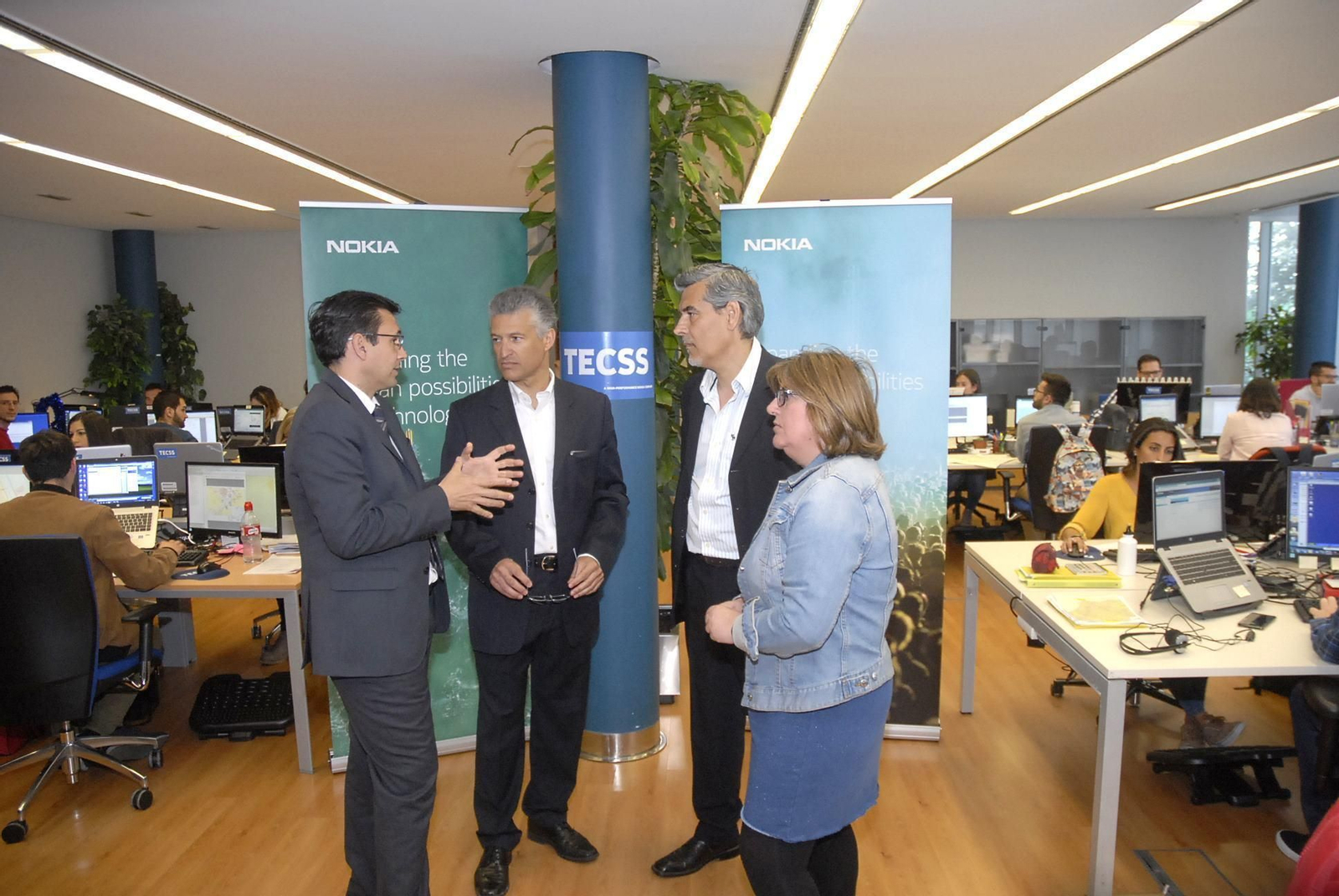El alcalde, Francisco Cuenca, dialoga con los representantes de Nokia en el nuevo centro empresarial.