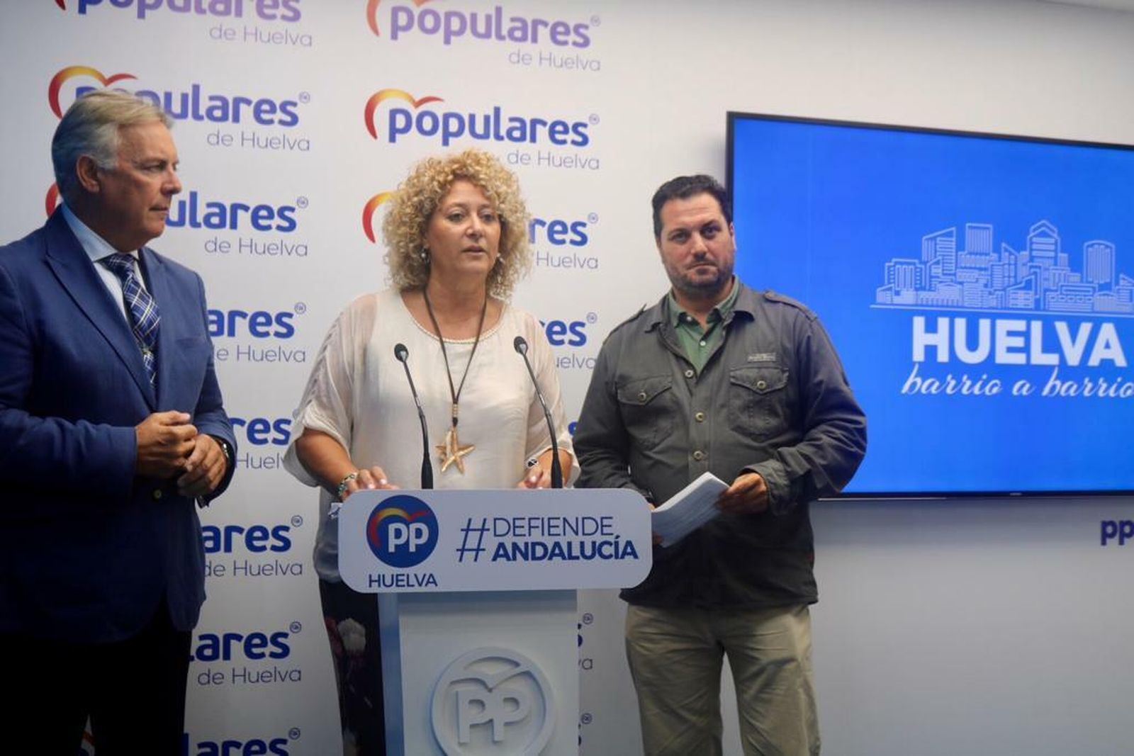 Pilar Marín, flanqueada por Francisco Millán y Jaime Pérez, en la presentación de 'Huelva, barrio a barrio'.