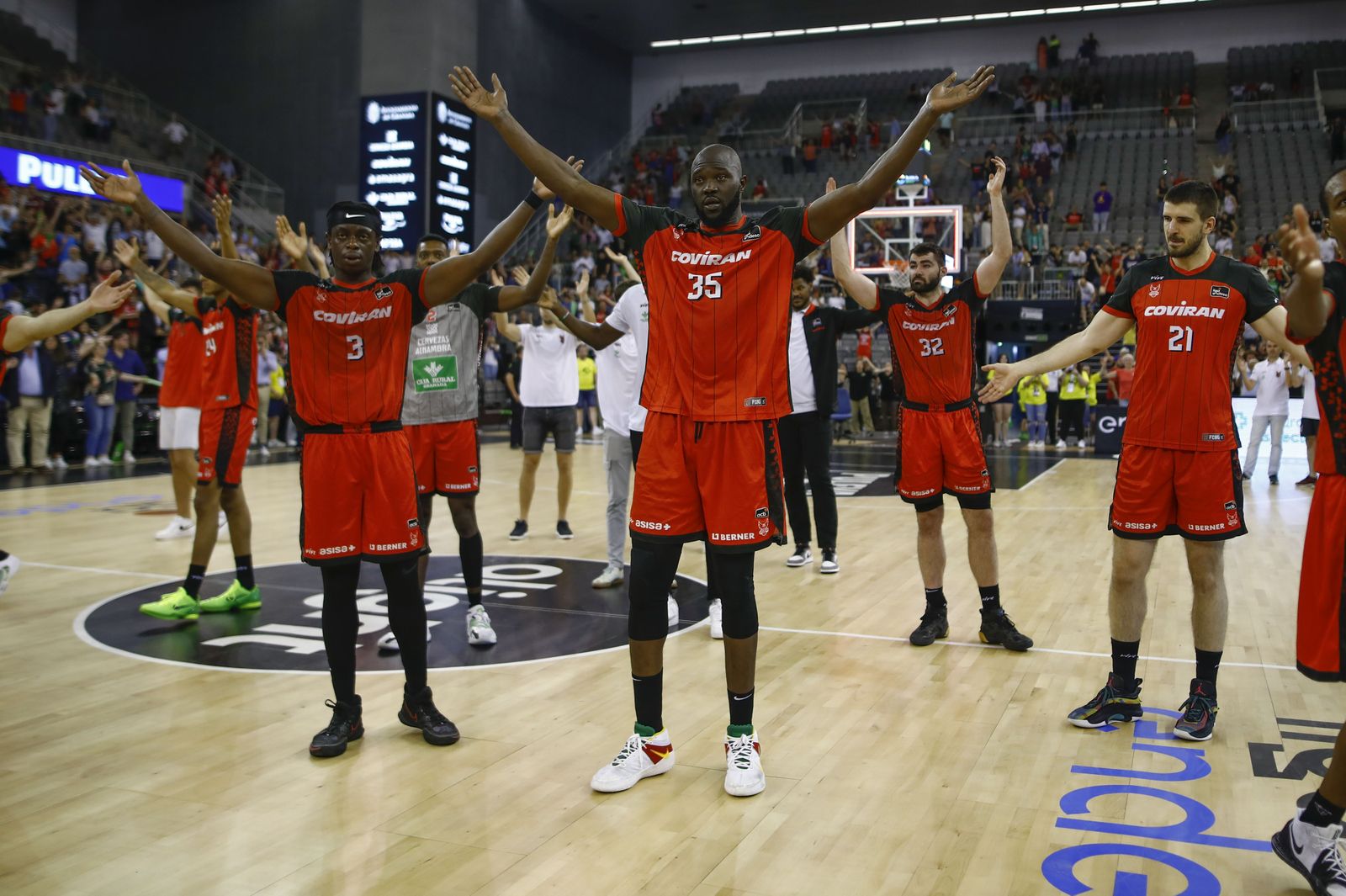 La plantilla celebra el triunfo con la afición.