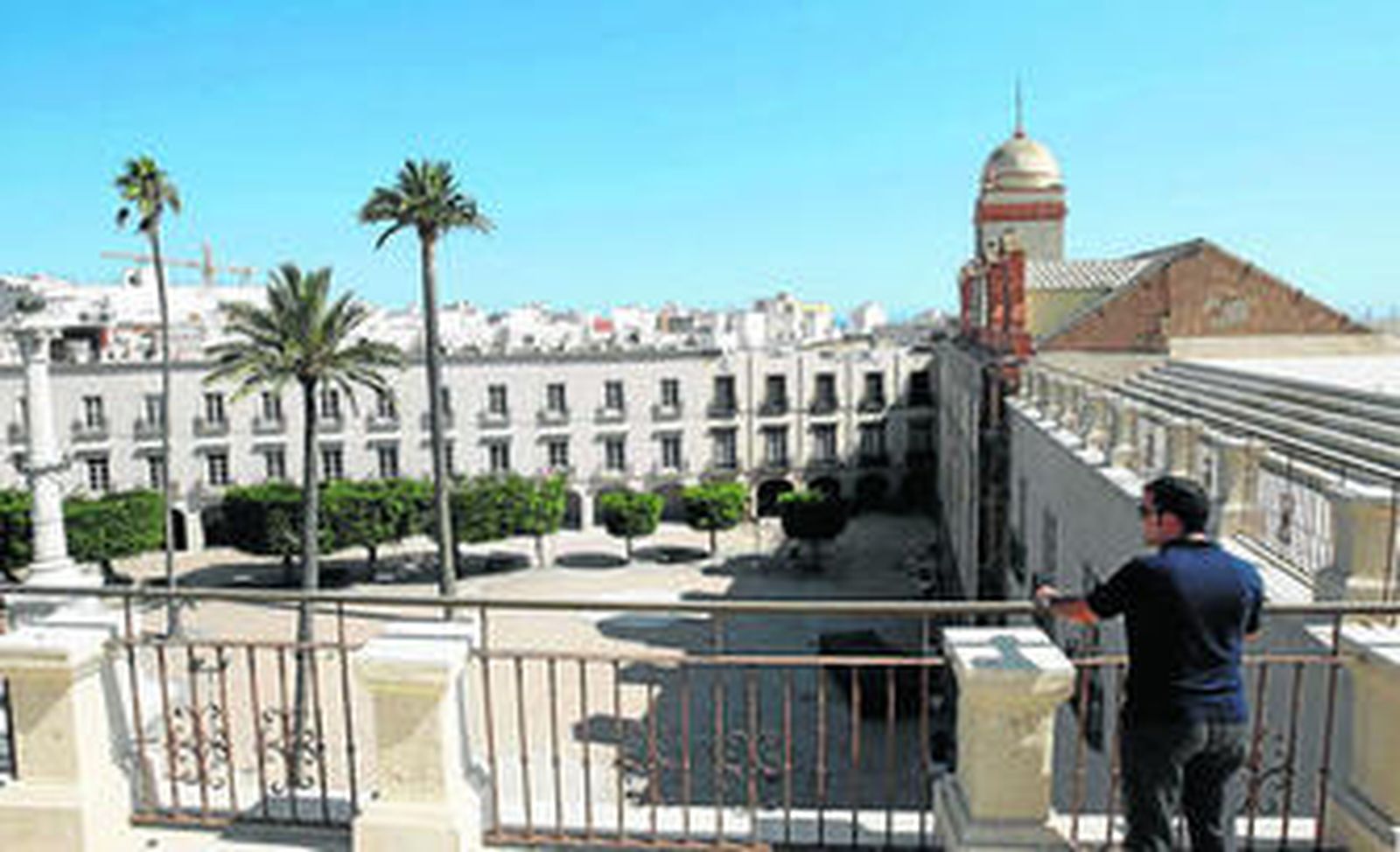 Un hombre contempla el vacío de la Plaza Vieja.