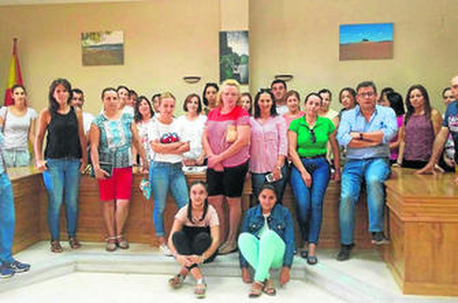 Madres y padres de los escolares, apoyados por colectivos, y por la alcaldesa, Loli Caballero (IU).