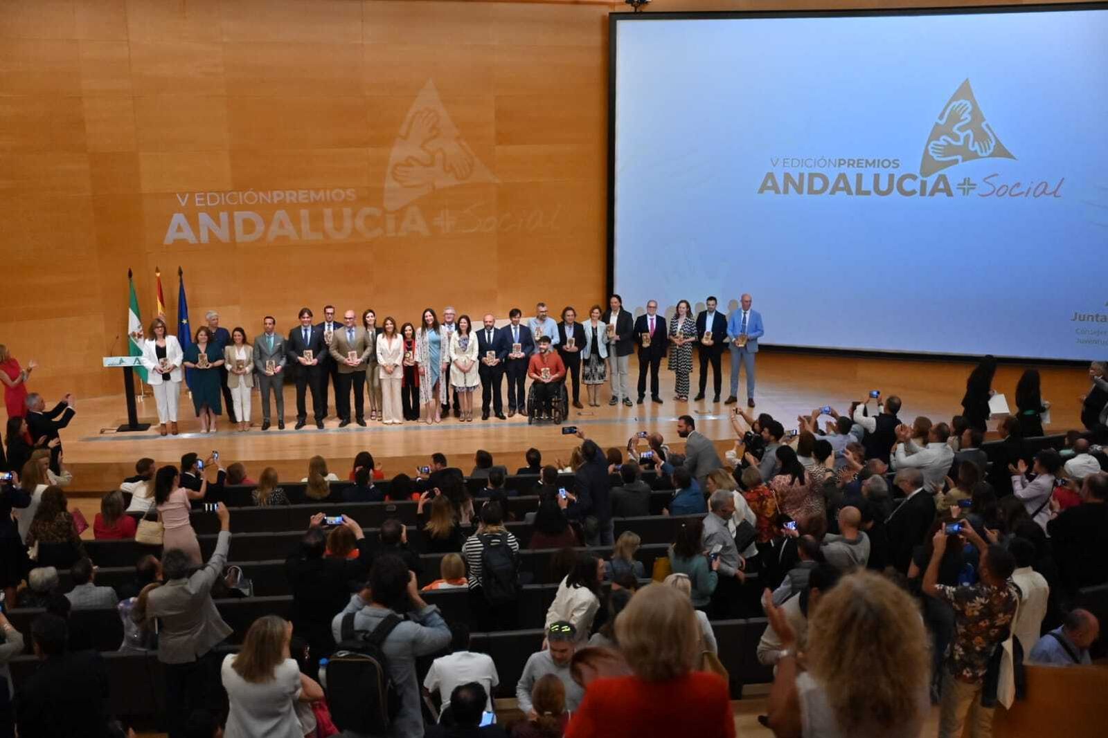 Foto de familia de los galardonados en los premios Andalucía + Social, celebrado en Granada