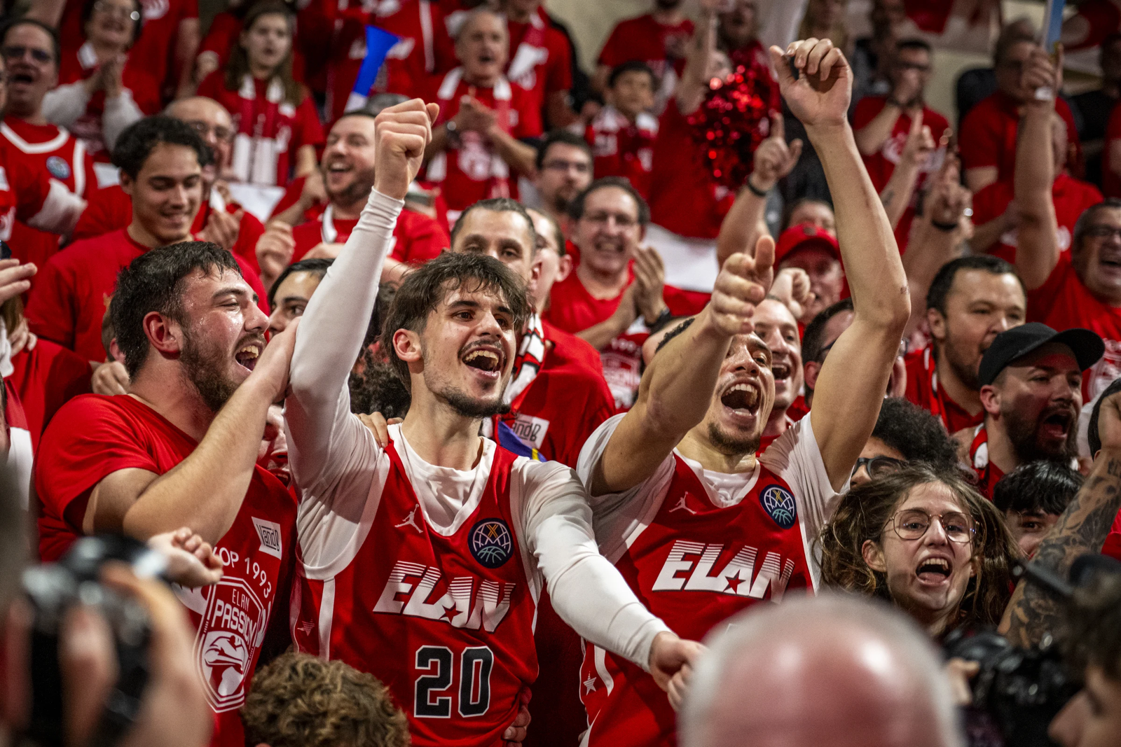 Los aficionados del Chalon animan.