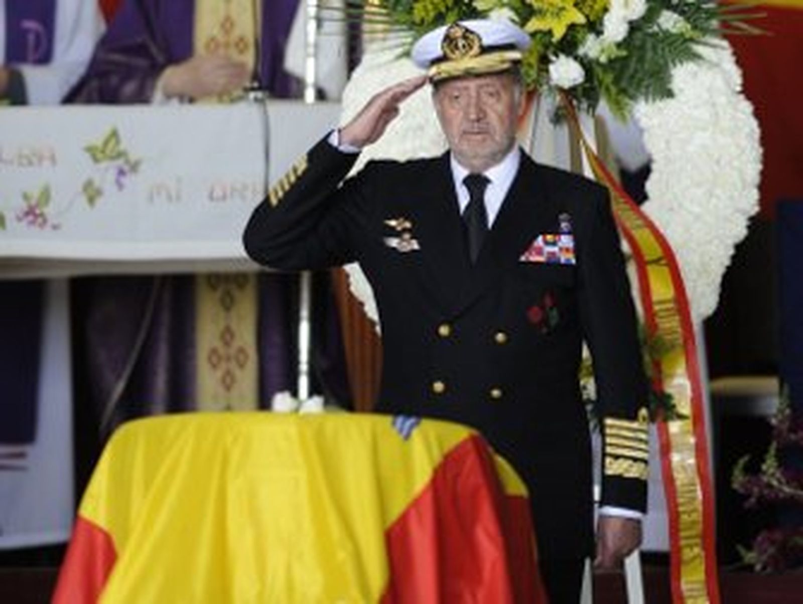 El Rey impone la Cruz al Mérito Naval a los cuatro militares