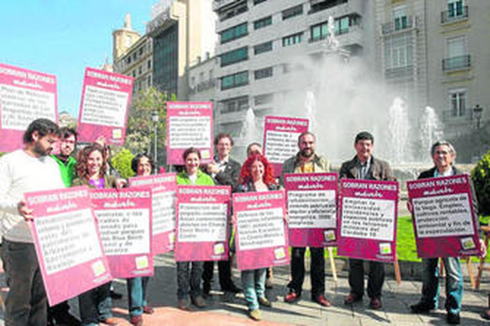 La formación de izquierdas presentó ayer sus propuestas ante la Fuente de las Batallas.