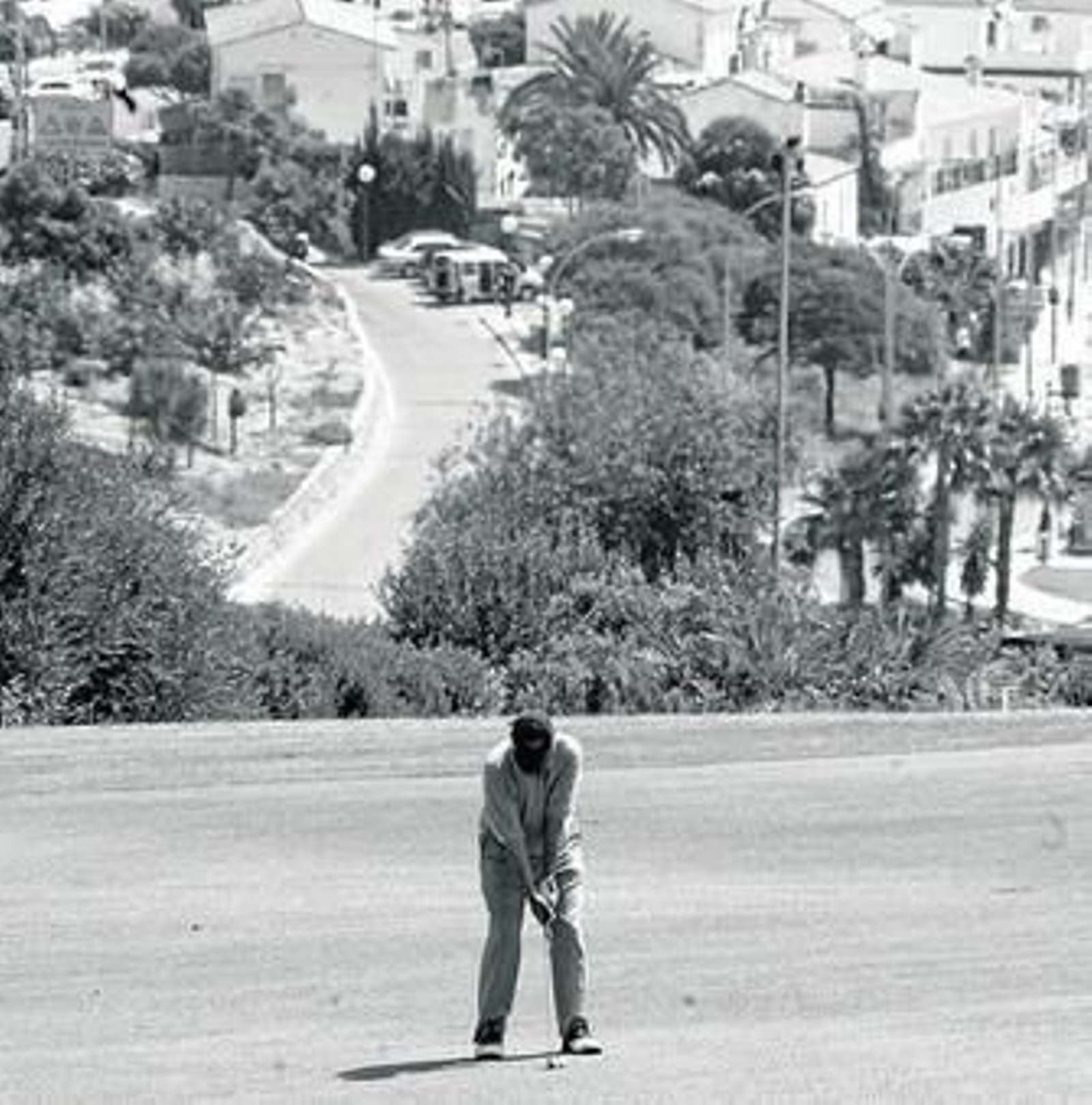 Un golfista se prepara para golpear la bola en La Cañada.