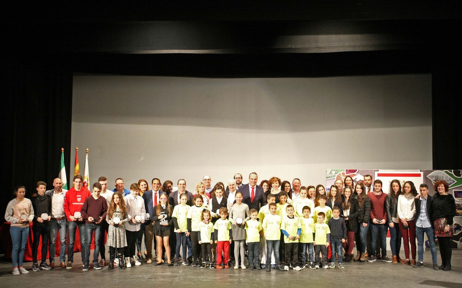 Premiados y autoridades se unen en el escenario del teatro Juan Luis Galiardo de San Roque.