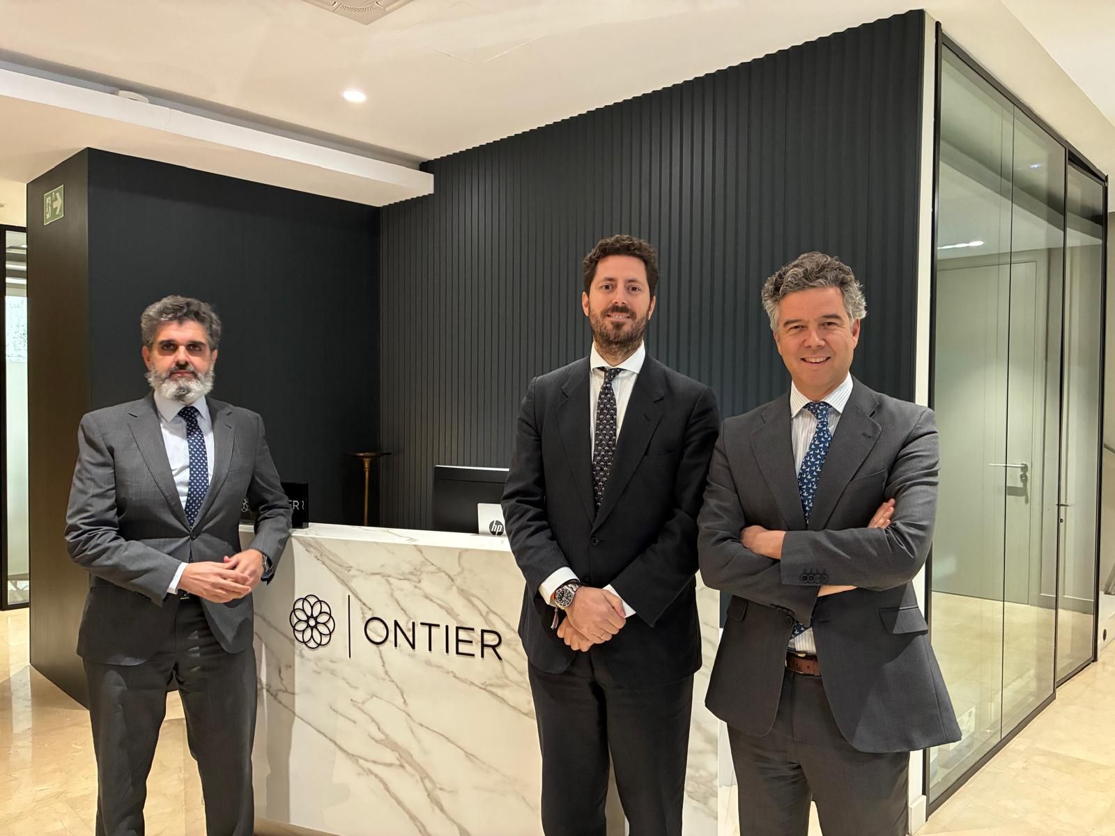 Francisco Fenoy, socio responsable de Ontier Sevilla; Jaime Yélamos, nuevo socio en la capital hispalense; y José María Fernández Mota, socio responsable del área Laboral.