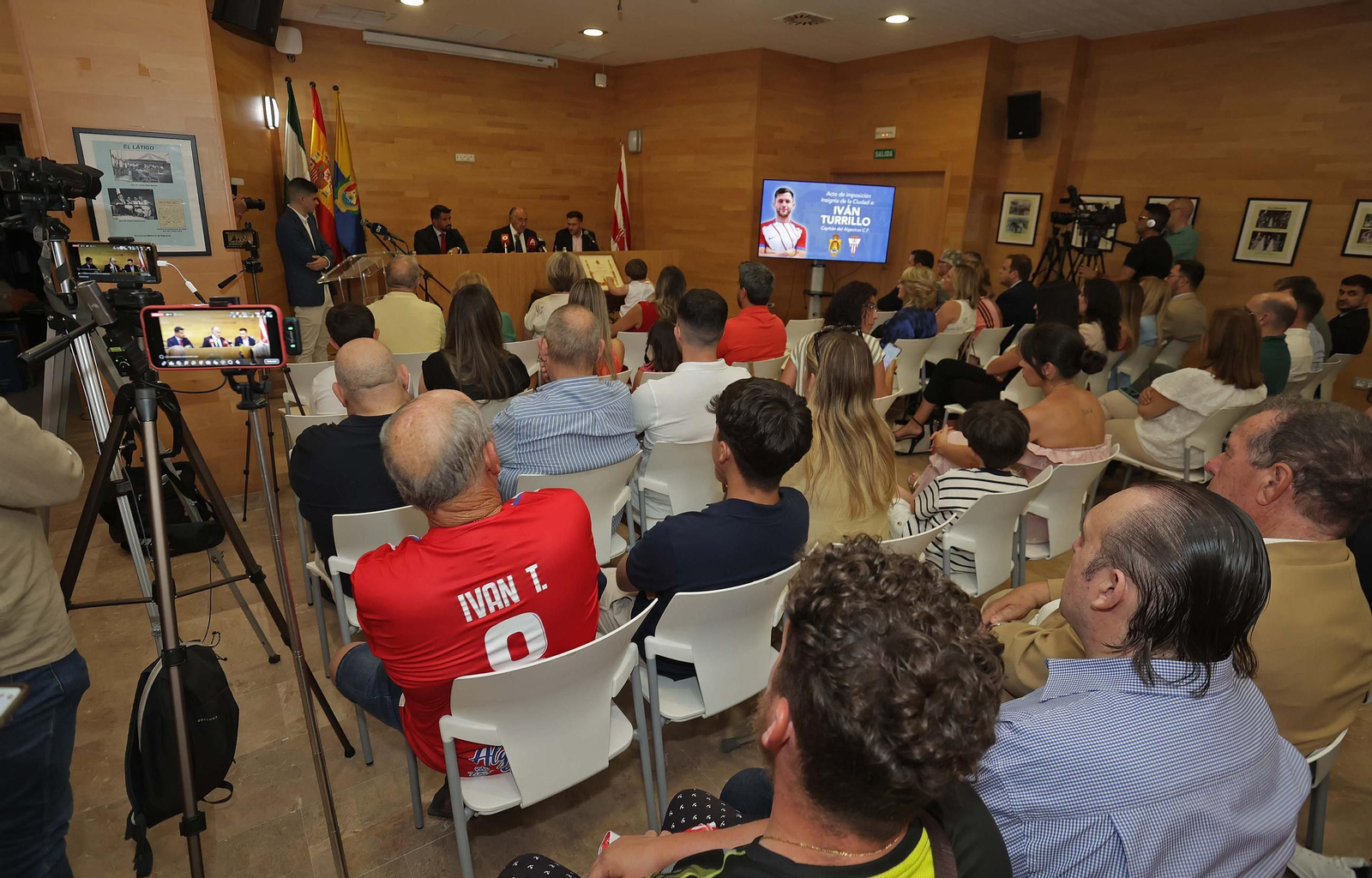 El acto de imposición de la insignia de la ciudad de Algeciras a Iván Turrillo, en imágenes