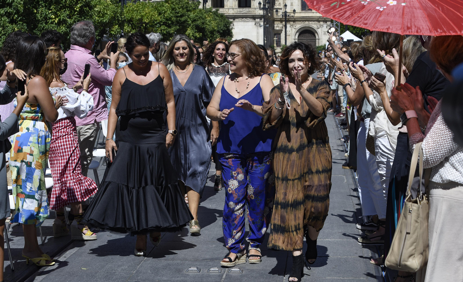 El desfile de moda flamenca de la Avenida de la Constitución, en imágenes