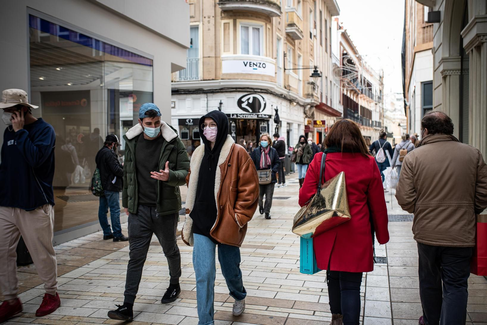 Ambiente en una calle del centro de la capital onubense durante el día de ayer.