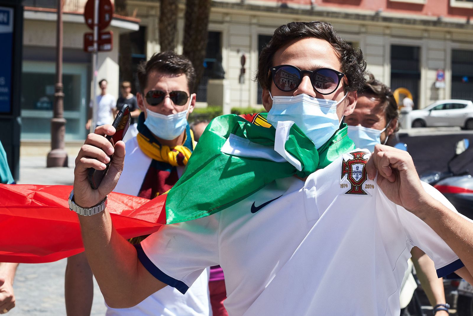 Imágenes de la convivencia entre belgas y portugueses por las calles de Sevilla.