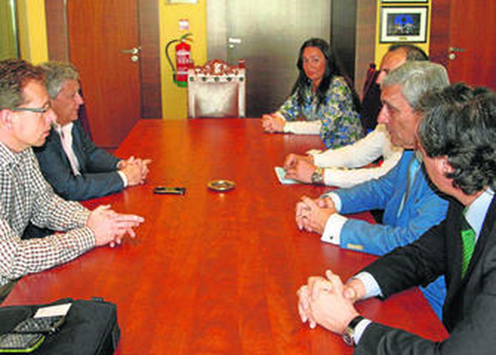 Momento de la reunión de autoridades municipales con responsables del grupo hotelero.