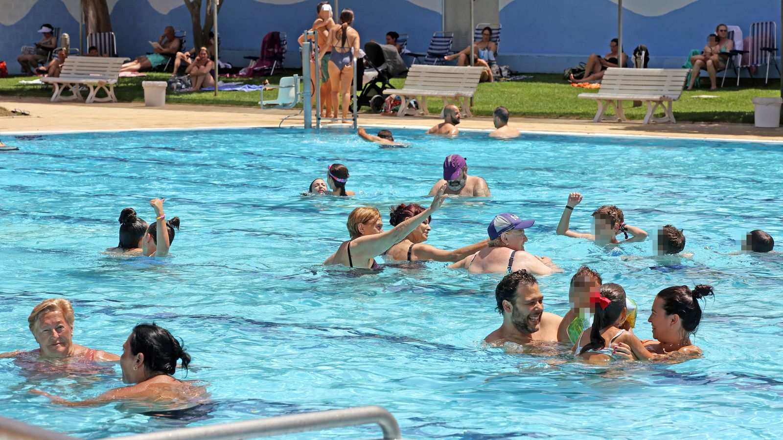 Imágenes del magnífico ambiente en las piscinas del Club Nazaret de Jerez
