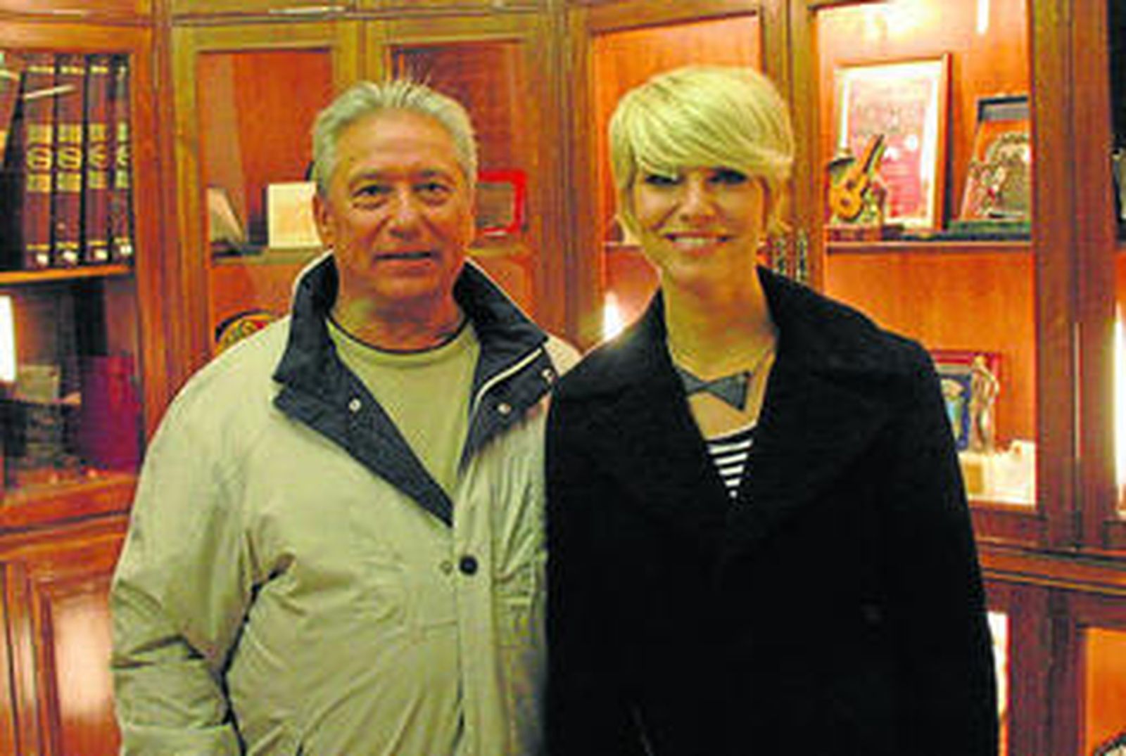 El fotógrafo Antonio Idígoras, junto a su esposa, Teresa Guardia.