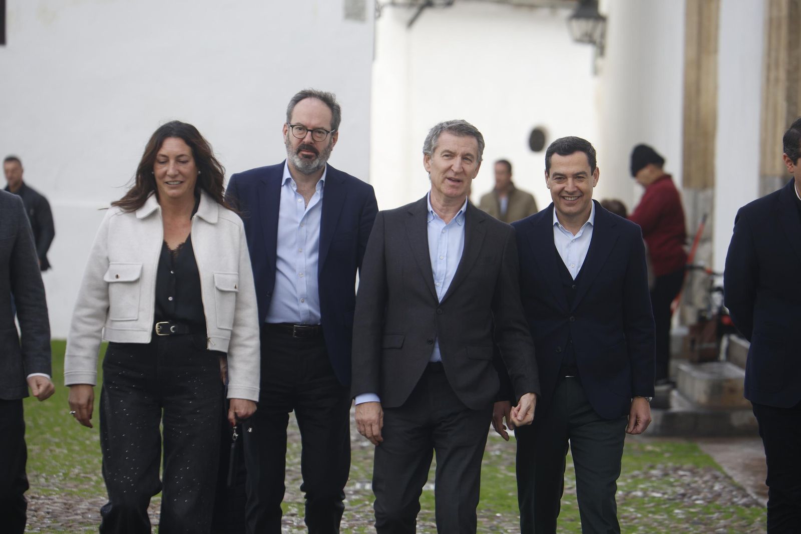 Feijóo junto a Juanma Moreno, Adolfo Molina y Loles López.